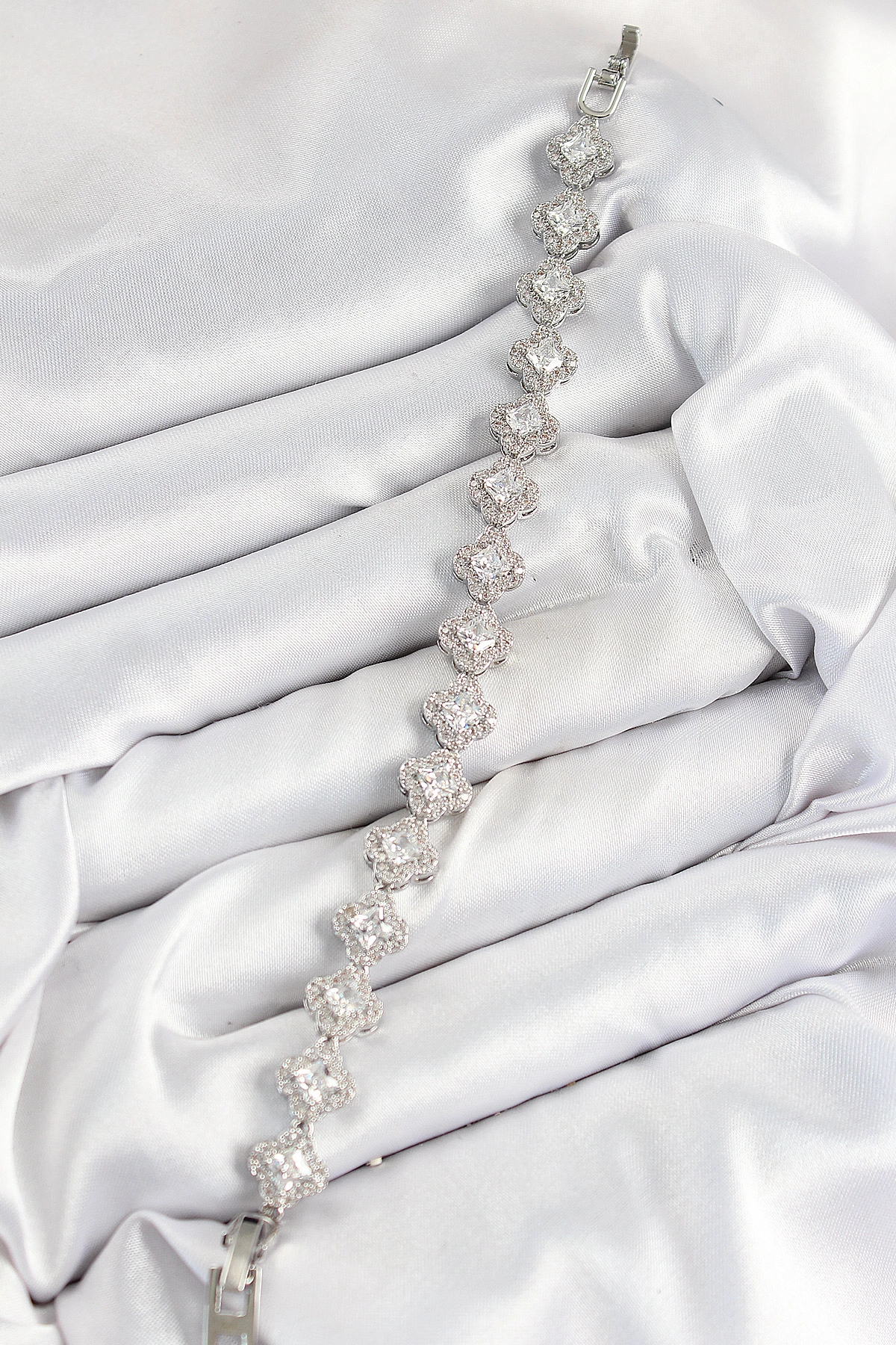 Pirinç Zirkon Taşlı Yonca Baget Model Gümüş Renk VIP Seri Kadın Bileklik