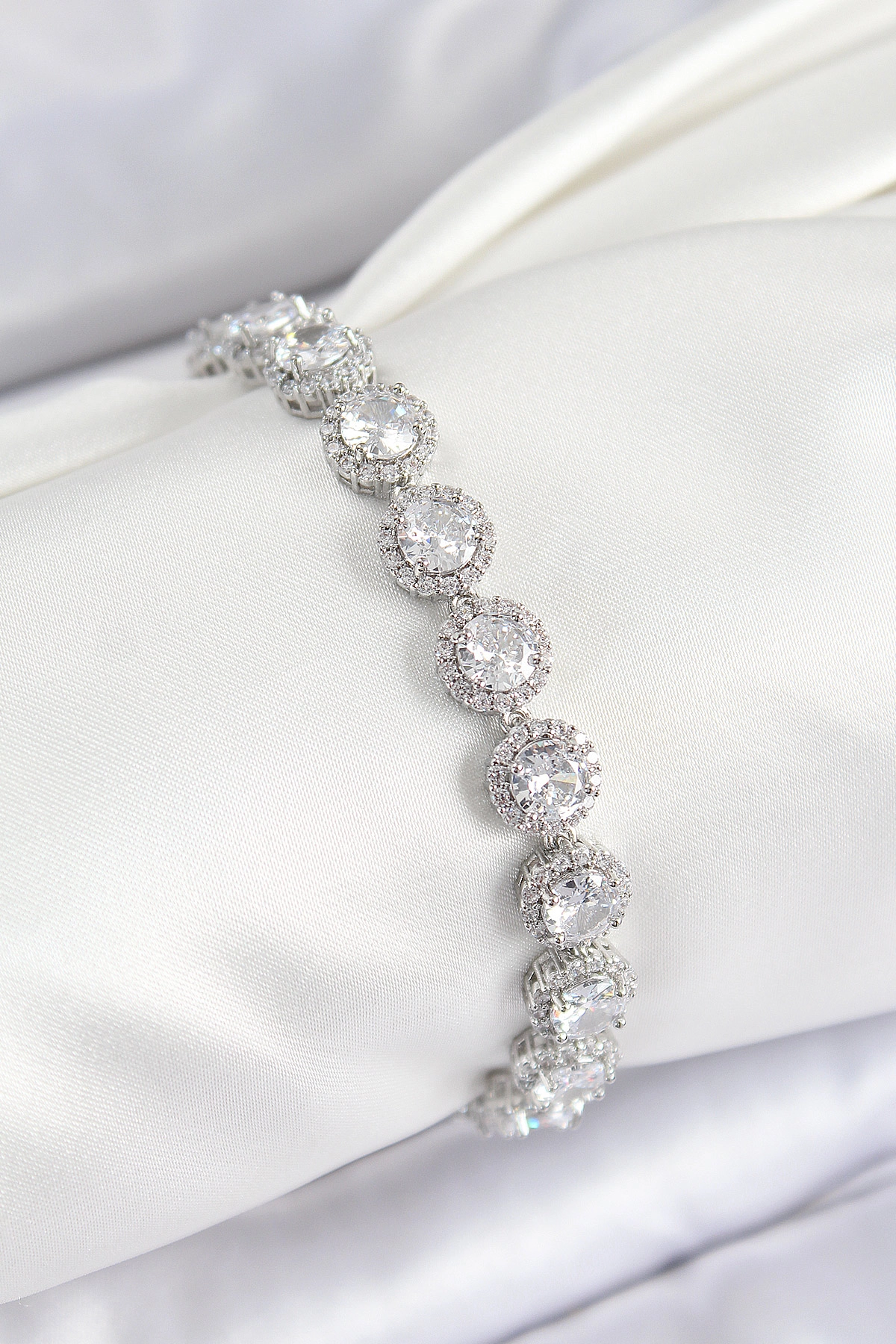 Pirinç Zirkon Taşlı Daire Baget Model Gümüş Renk VIP Seri Kadın Bileklik