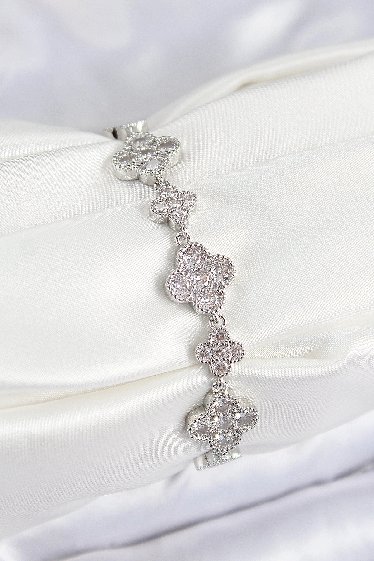 Pirinç Zirkon Taşlı Yonca Model Gümüş Renk VIP Seri Kadın Bileklik