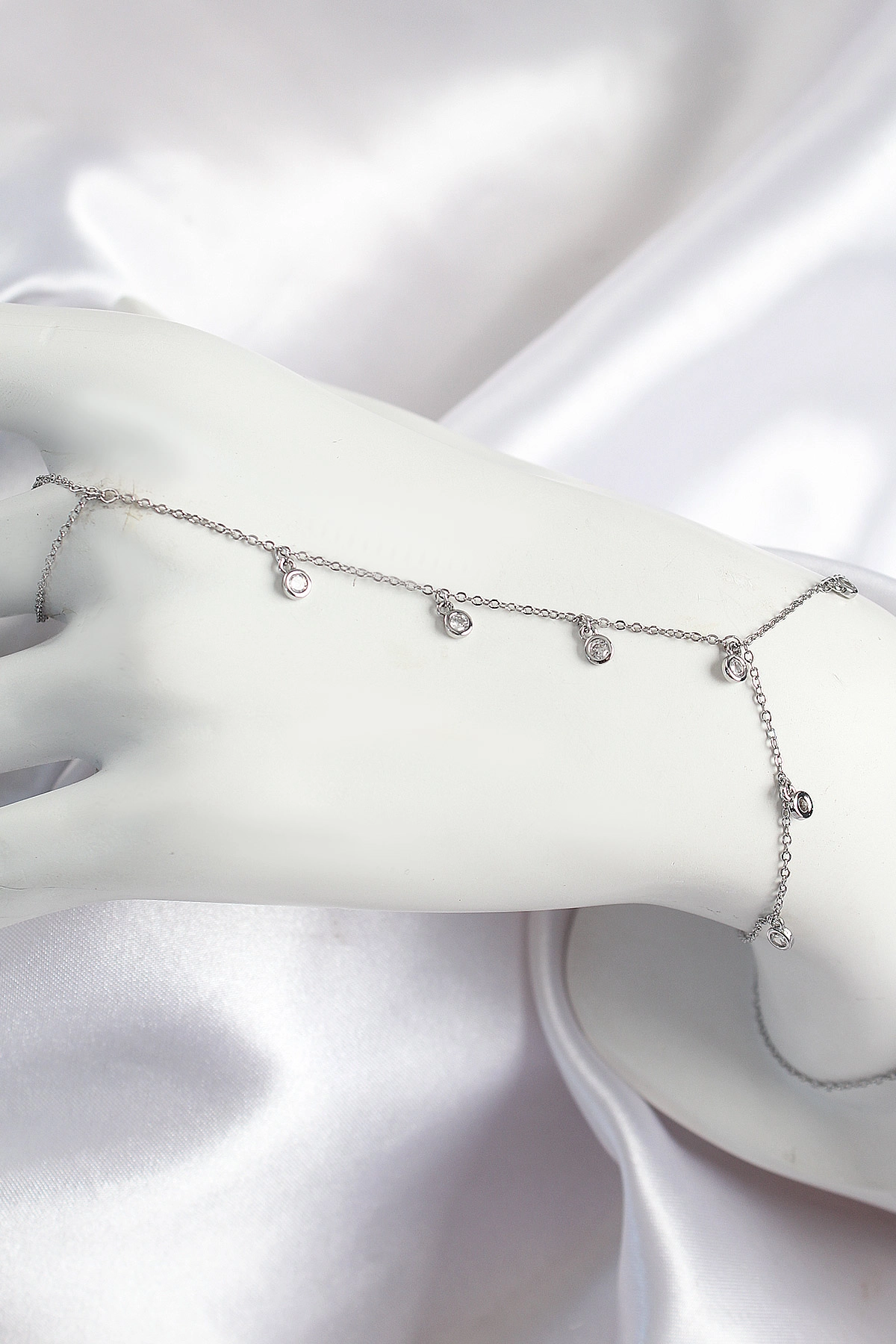 Pirinç Zirkon Taşlı Sallantılı Model Gümüş Renk Kadın Şahmeran