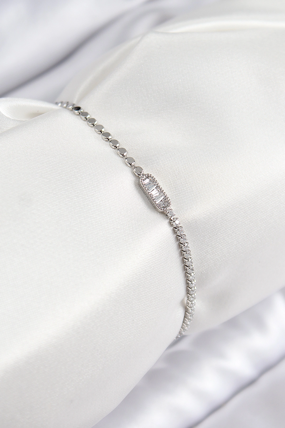 Pirinç Zirkon Taşlı Dikdörtgen Model Ezme Zincir Gümüş Renk Kadın Bileklik