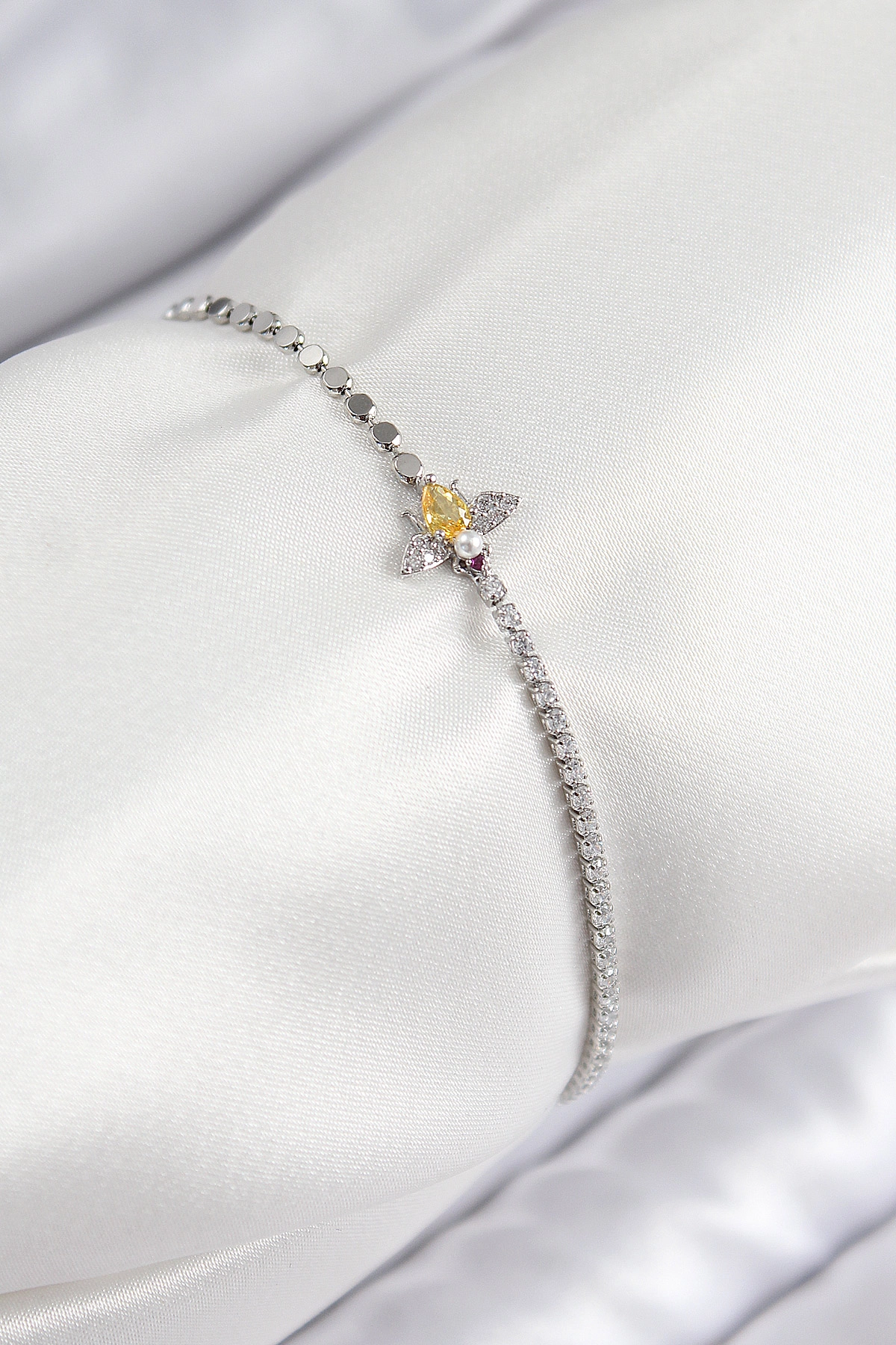 Pirinç Zirkon Taşlı Arı Model Ezme Zincir Gümüş Renk Kadın Bileklik