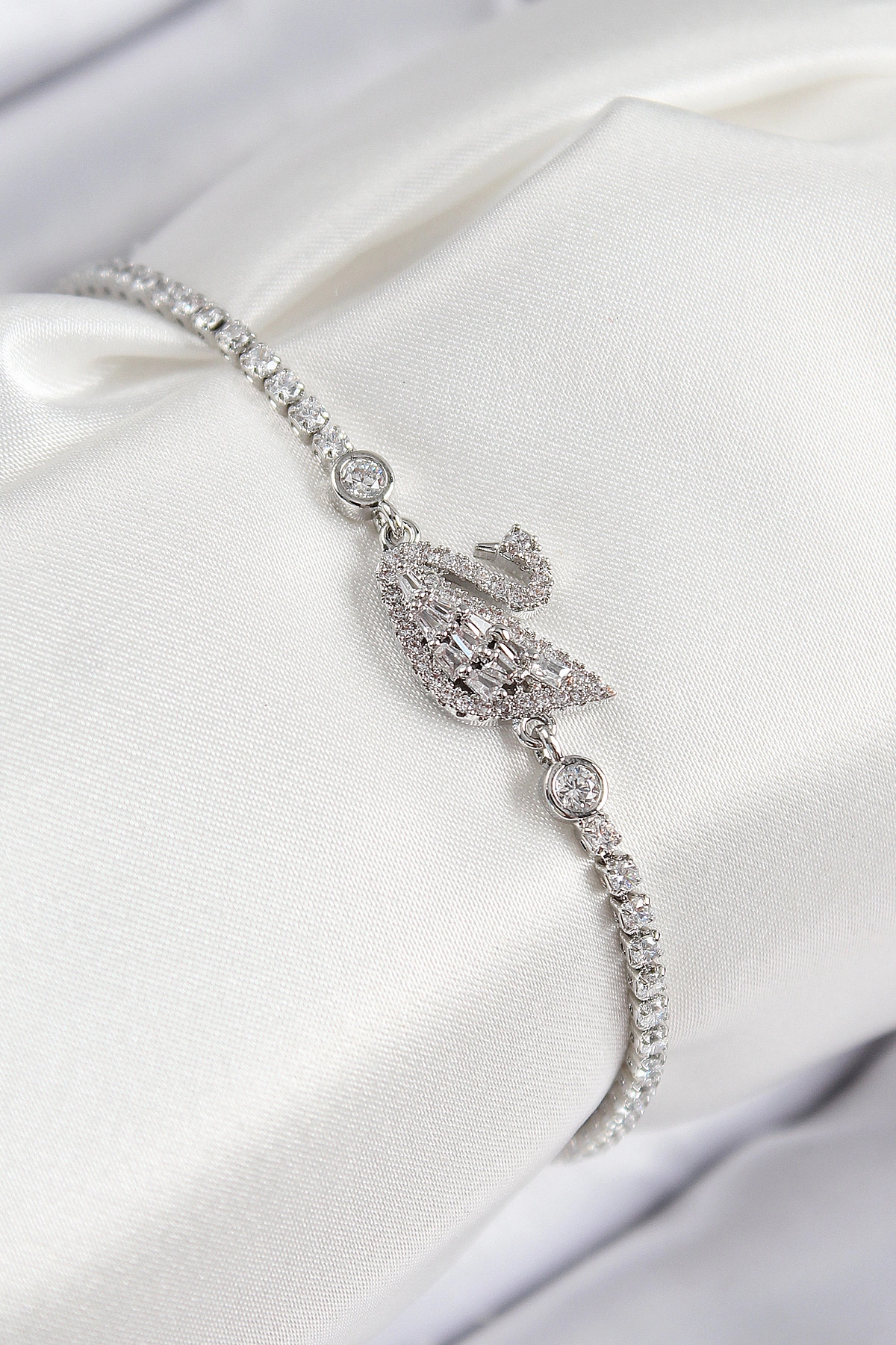 Pirinç Zirkon Taşlı Kuğu Model Gümüş Renk Kadın Bileklik