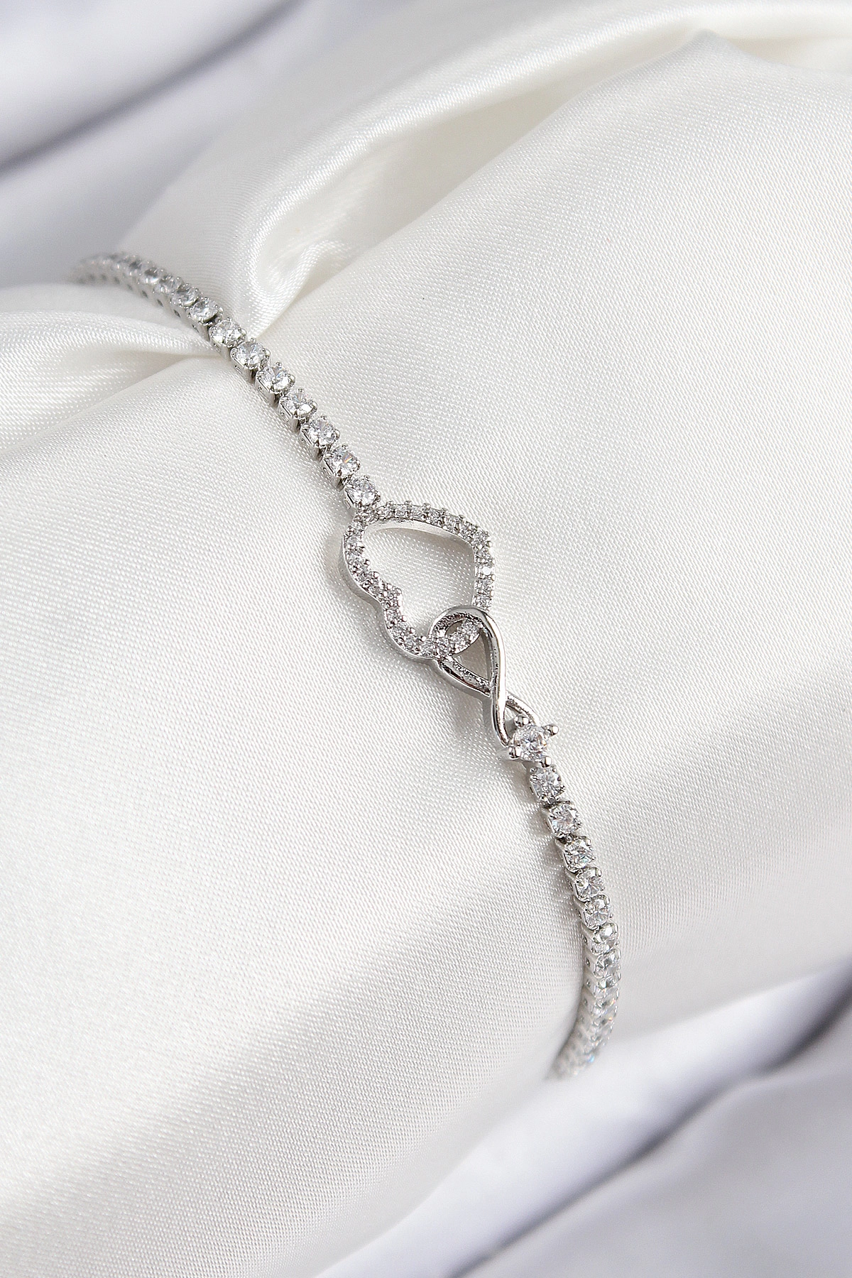 Pirinç Zirkon Taşlı Sonsuzluk Kalp Model Gümüş Renk Kadın Bileklik