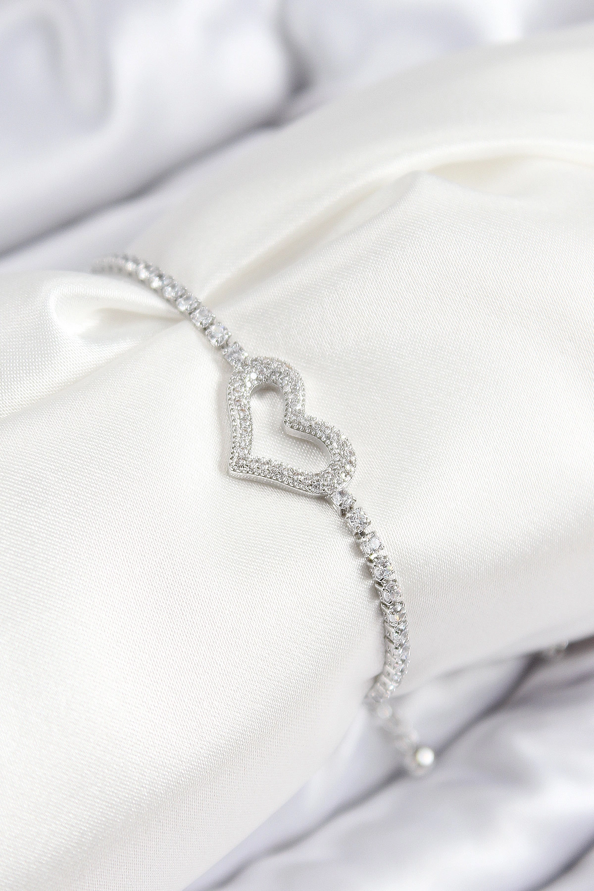 Pirinç Zirkon Taşlı Kalp Model Gümüş Renk Asansörlü Kadın Bileklik