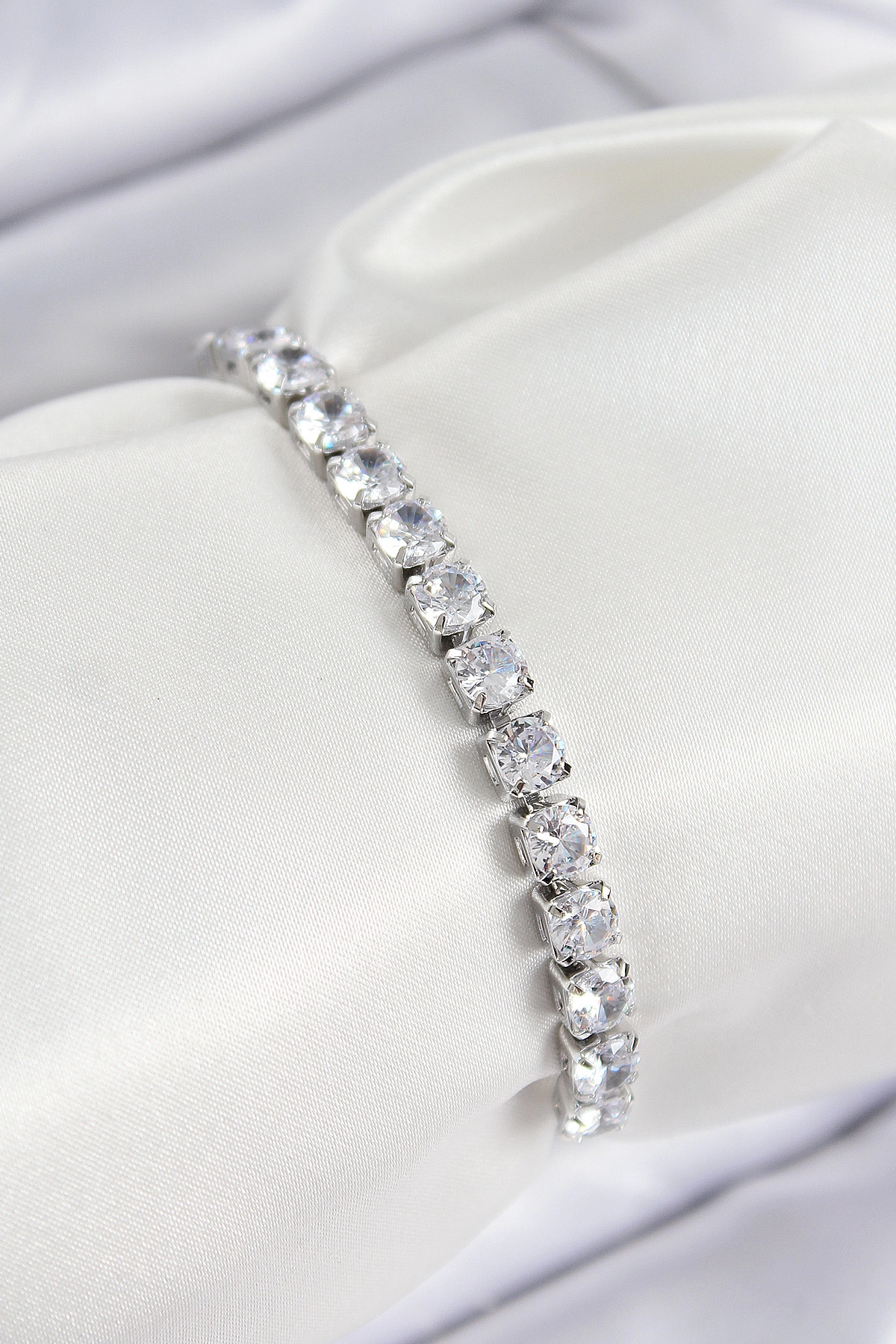 Pirinç Zirkon Taşlı Kare Model Gümüş Renk Asansörlü Kadın Bileklik