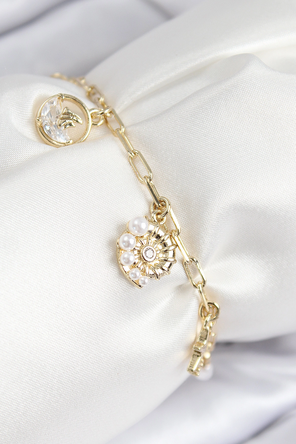 Pirinç Zirkon Taşlı Deniz Kabuğu Model Gold Renk Kadın Bileklik