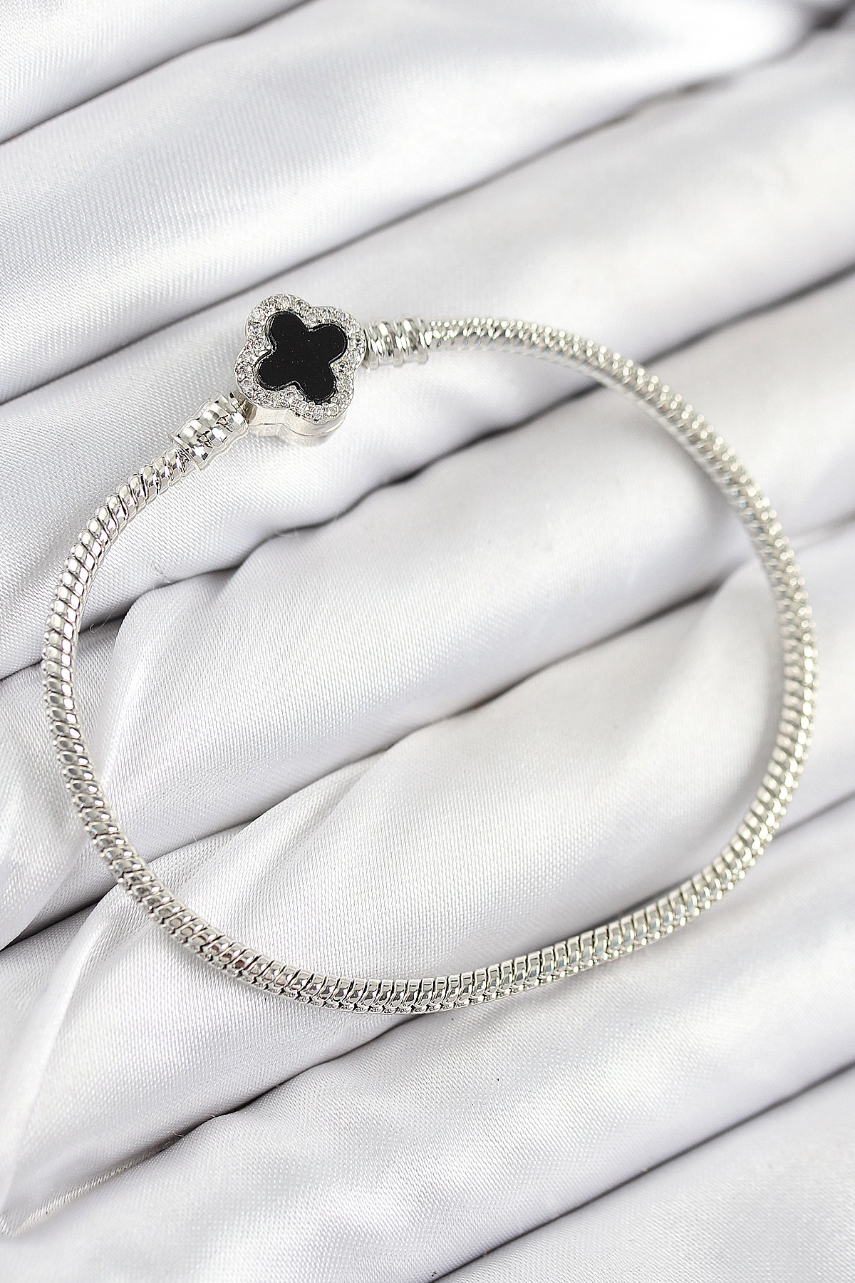 Pirinç Charm Zirkon Taşlı Yonca Model Gümüş Renk Kadın Bileklik