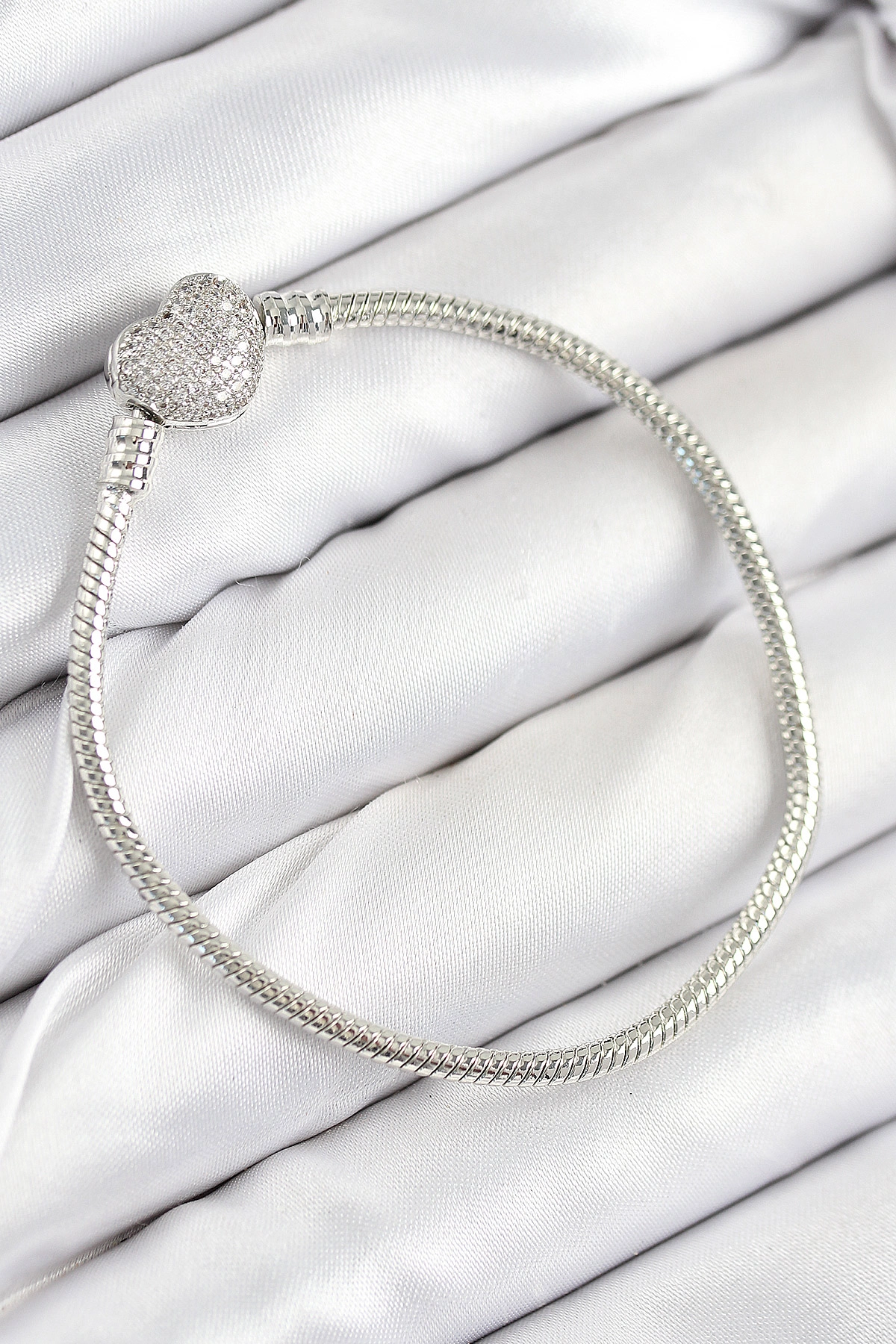 Pirinç Charm Zirkon Taşlı Kalp Model Gümüş Renk Kadın Bileklik