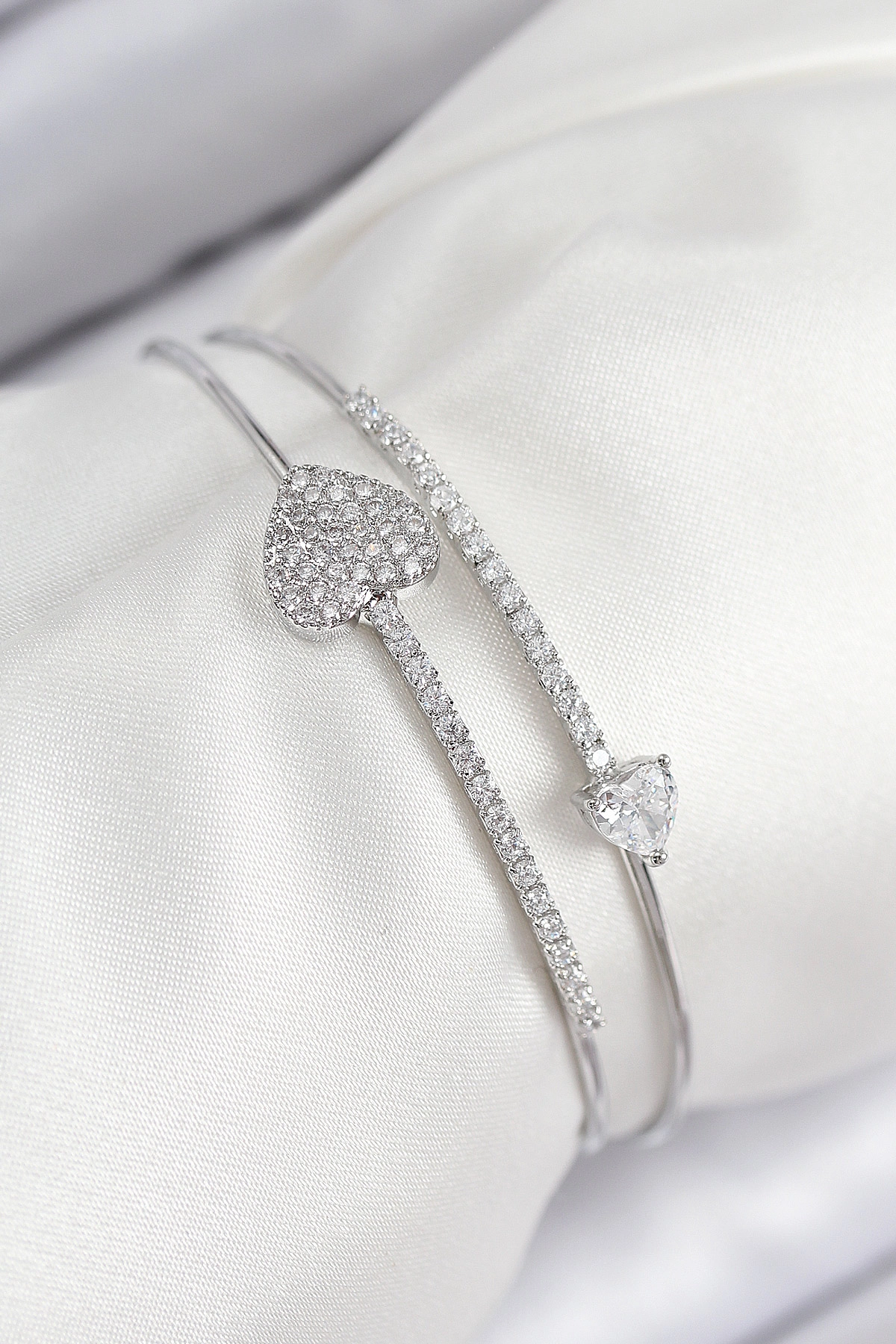 Pirinç Zirkon Taşlı Kalp Model Gümüş Renk Kadın Bileklik