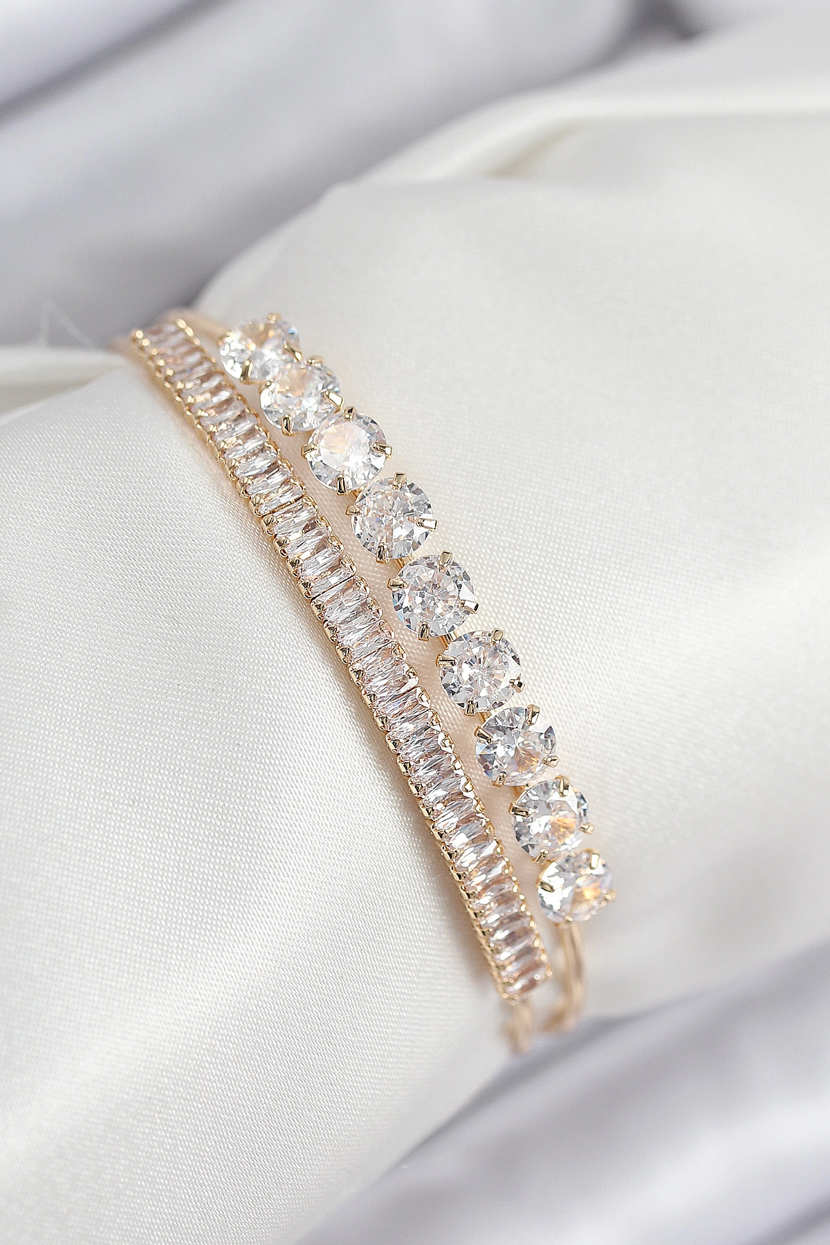 Pirinç Zirkon Taşlı Su Yolu Model Gold Renk Kadın Bileklik