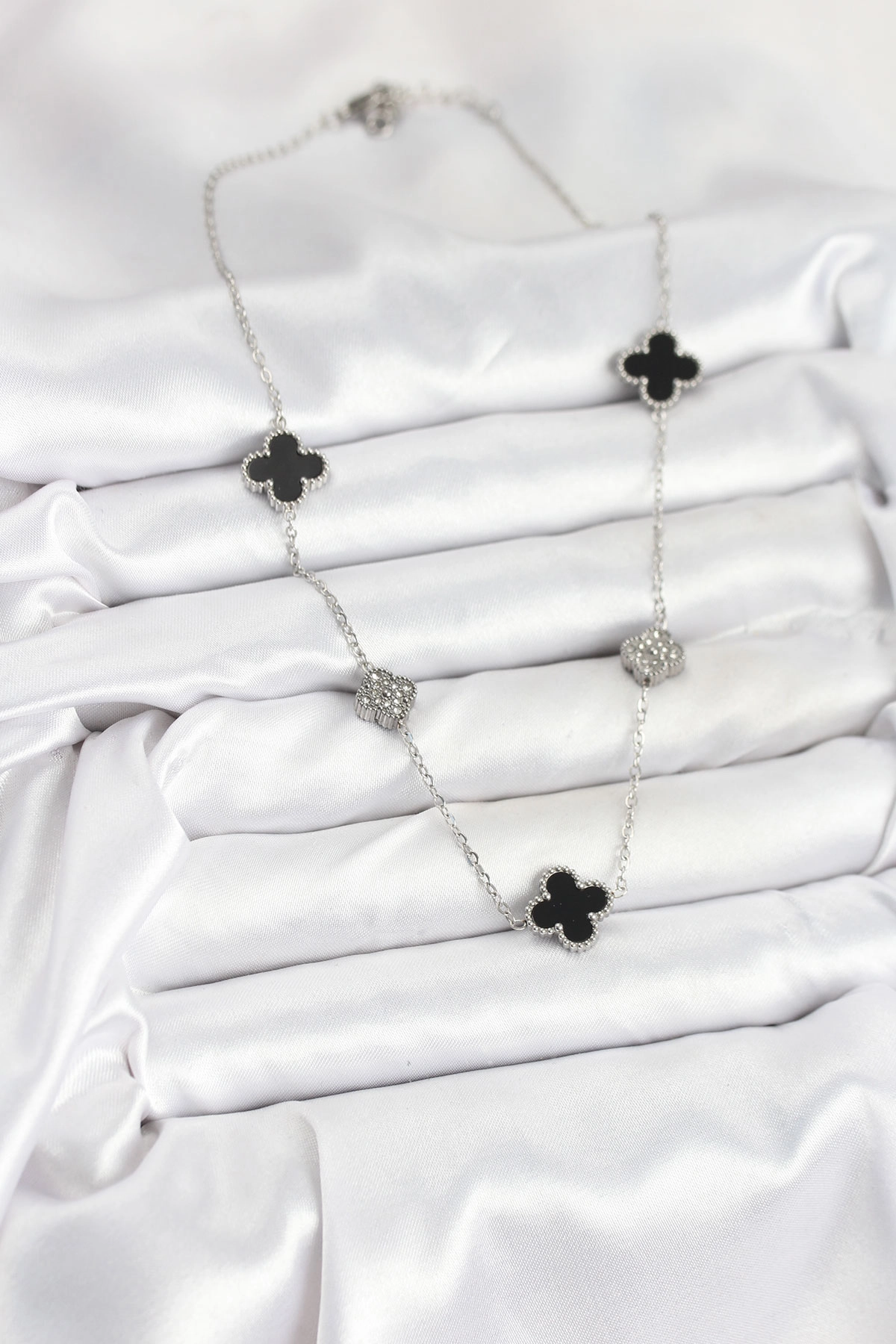 316L Çelik Zincir Gümüş Renk Siyah ve Zirkon Taşlı Yonca Kadın Kolye