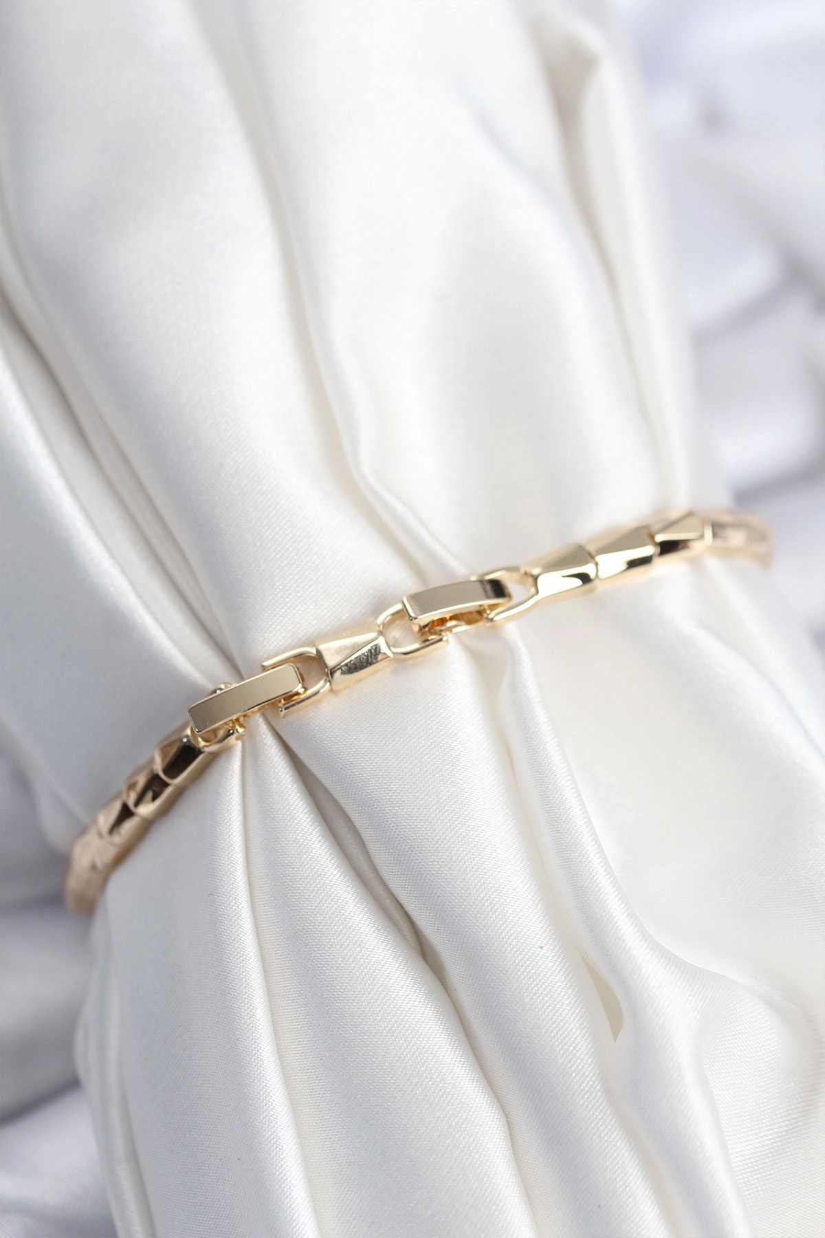 Pirinç VIP Seri Gold Renk Zirkon Taşlı Yıldız Model Kadın Bileklik