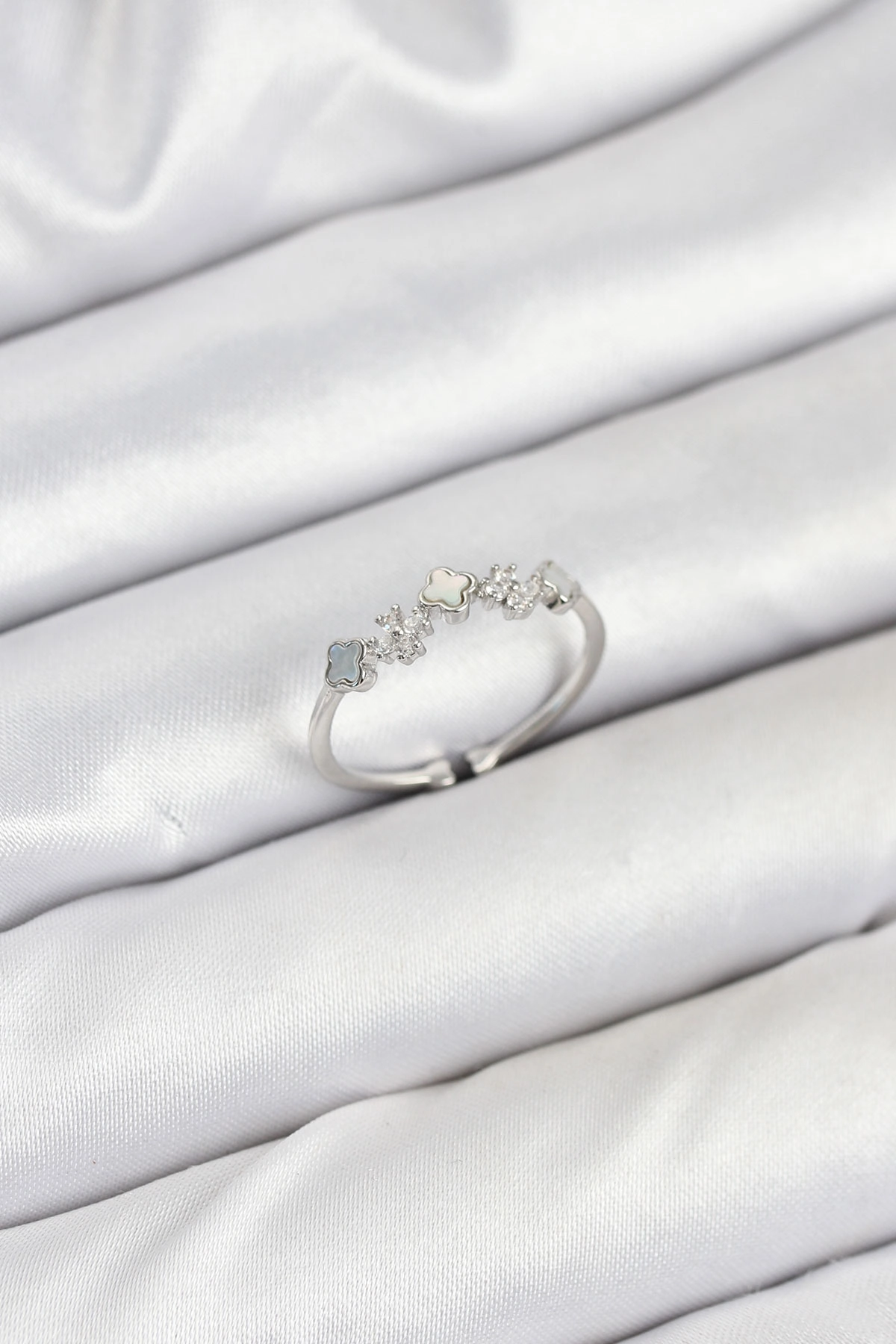 Pirinç Gümüş Renk Minimal Yonca Detaylı Kadın Yüzük