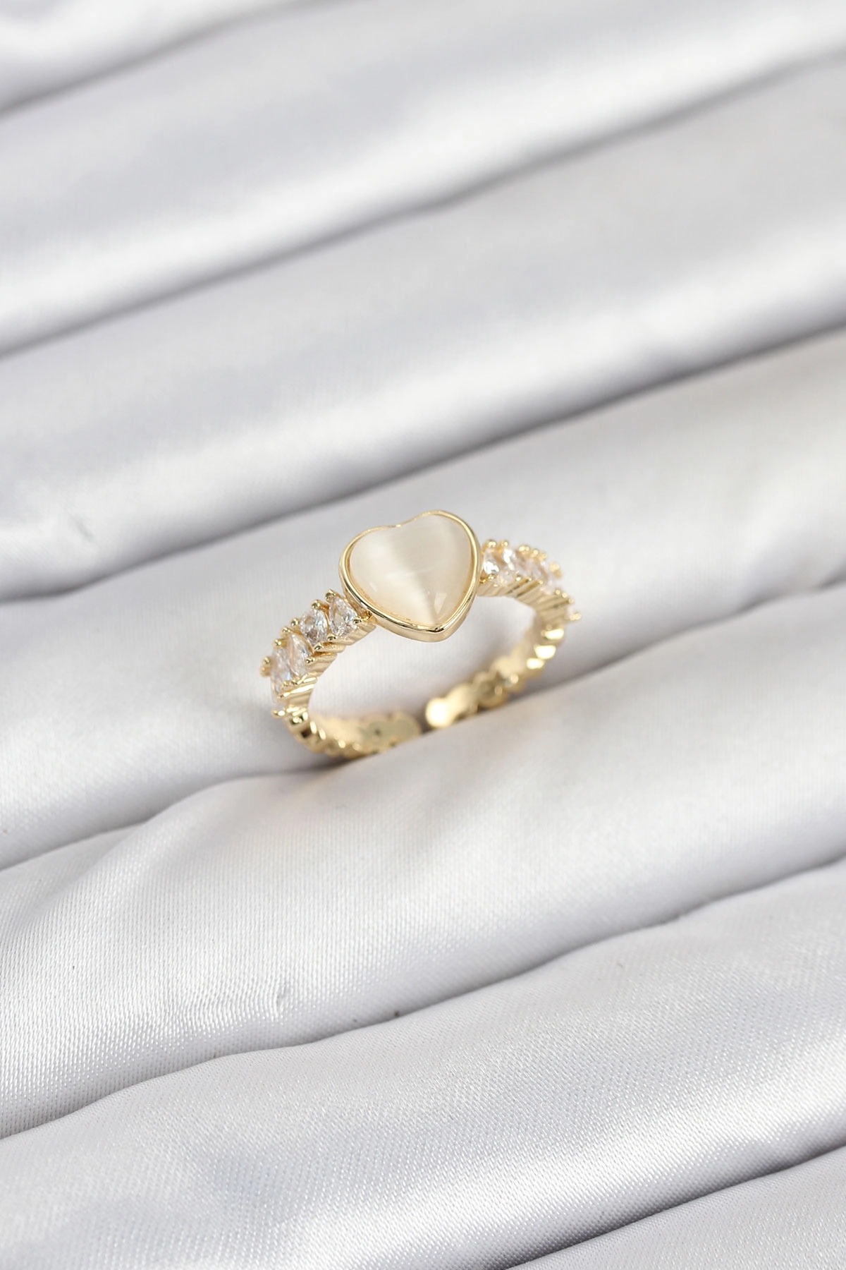 Pirinç Gold Renk Zirkon Taşlı Kalpli Kadın Yüzük