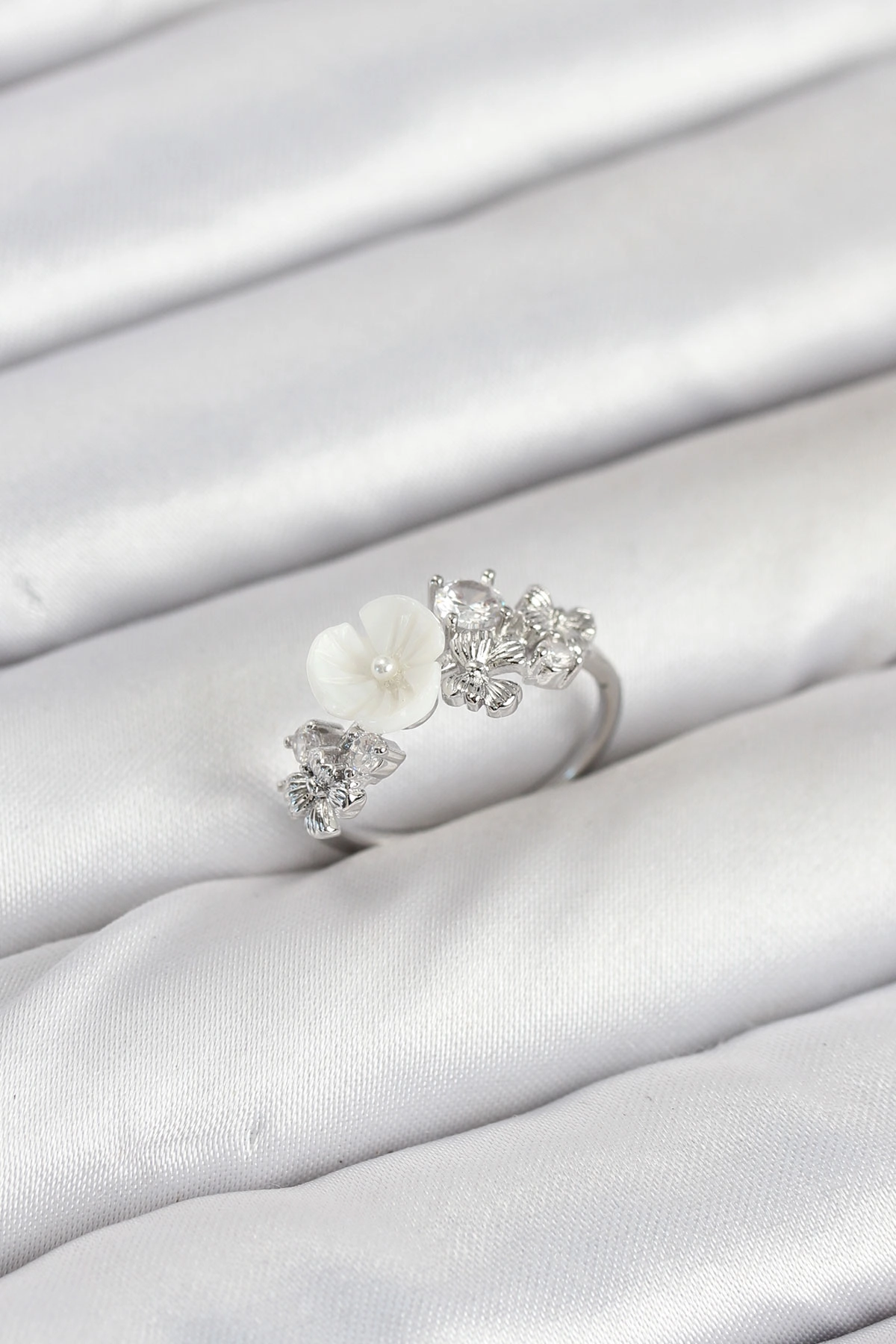 Pirinç Gümüş Renk Çiçek Model Zirkon Taşlı Kadın Yüzük