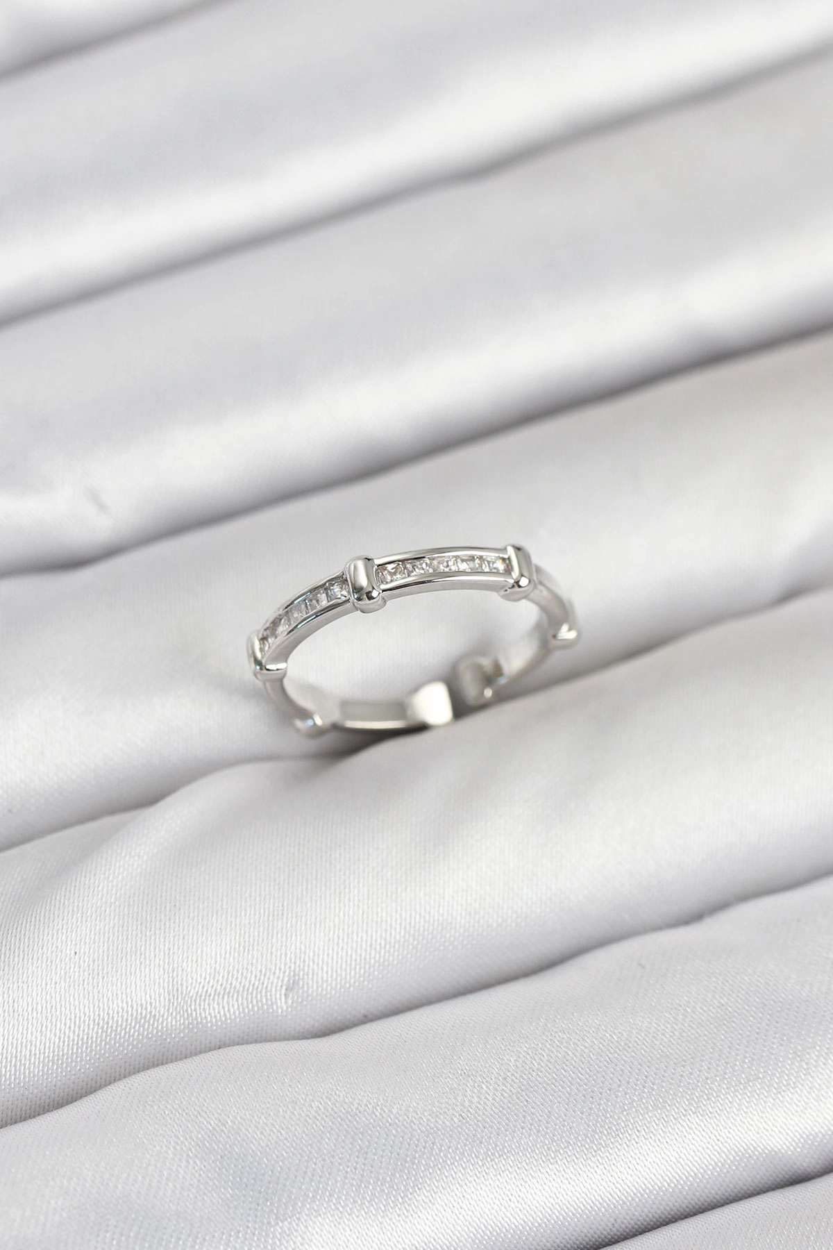 Pirinç Gümüş Renk Kemik Model Zirkon Taşlı Kadın Yüzük