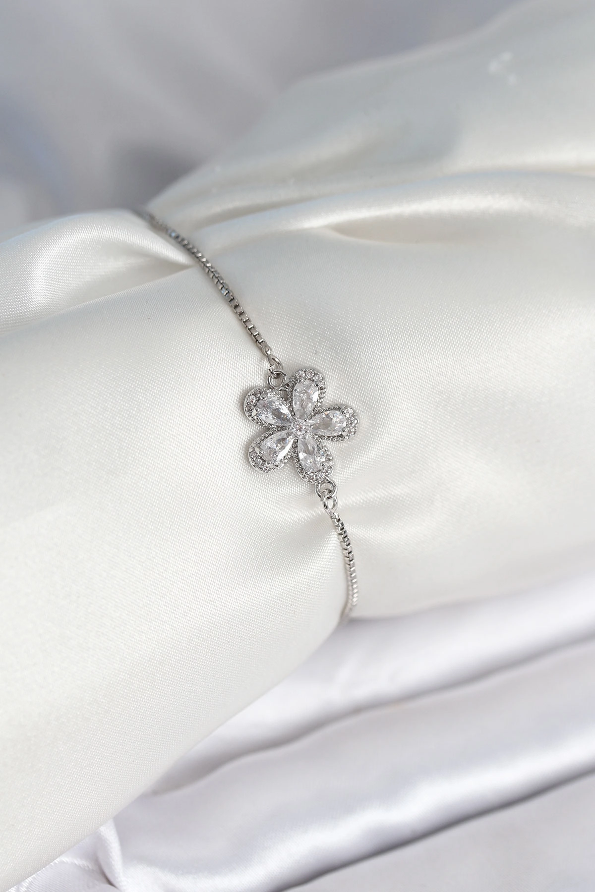 Çiçek Model Asansörlü Gümüş Renk Kadın Bileklik