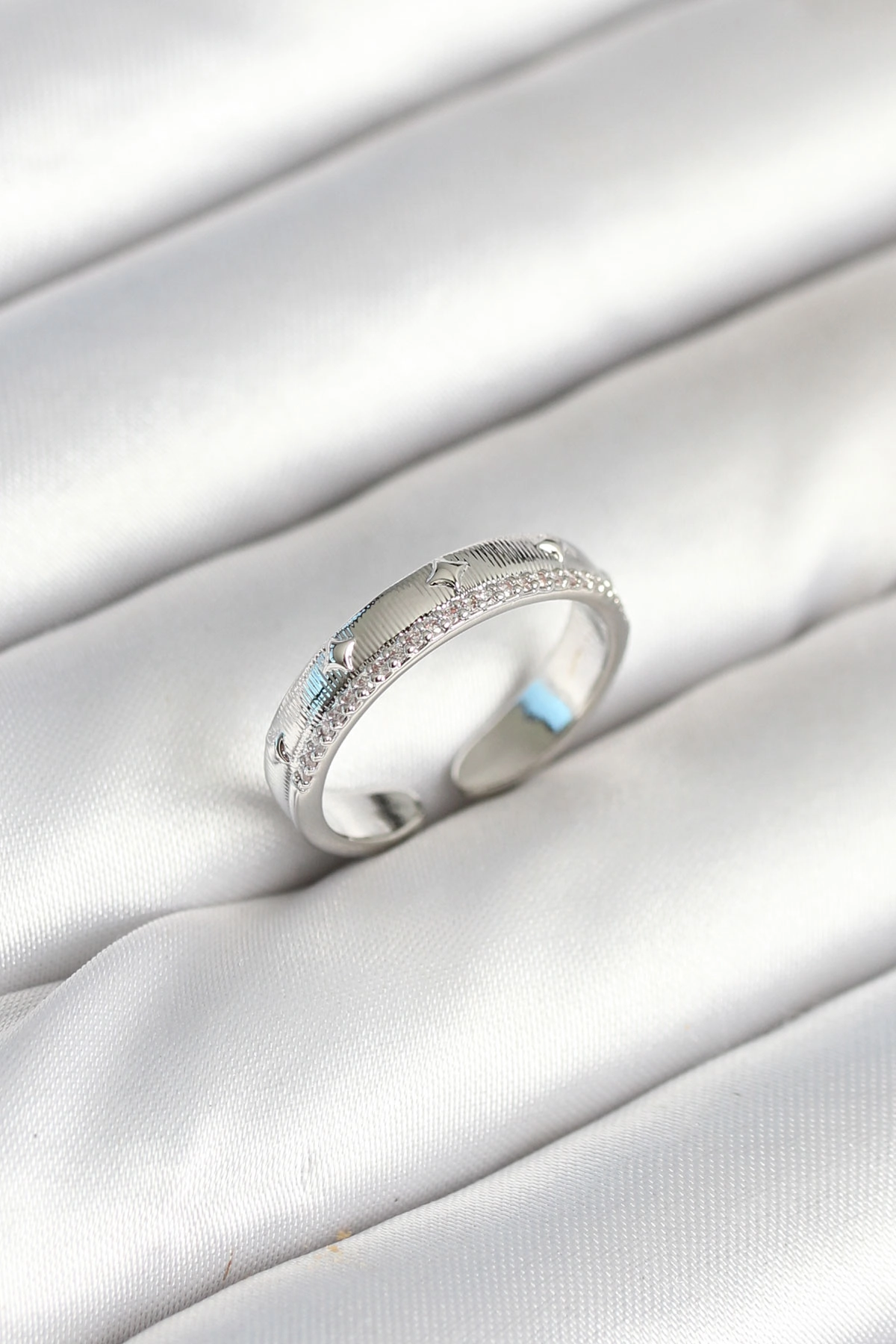 Gümüş Renk Şerit Zirkon Taşlı Kadın Yüzük