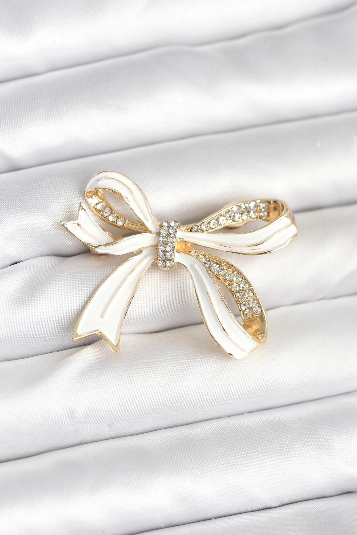 Beyaz Renk Fiyonk Model Broş