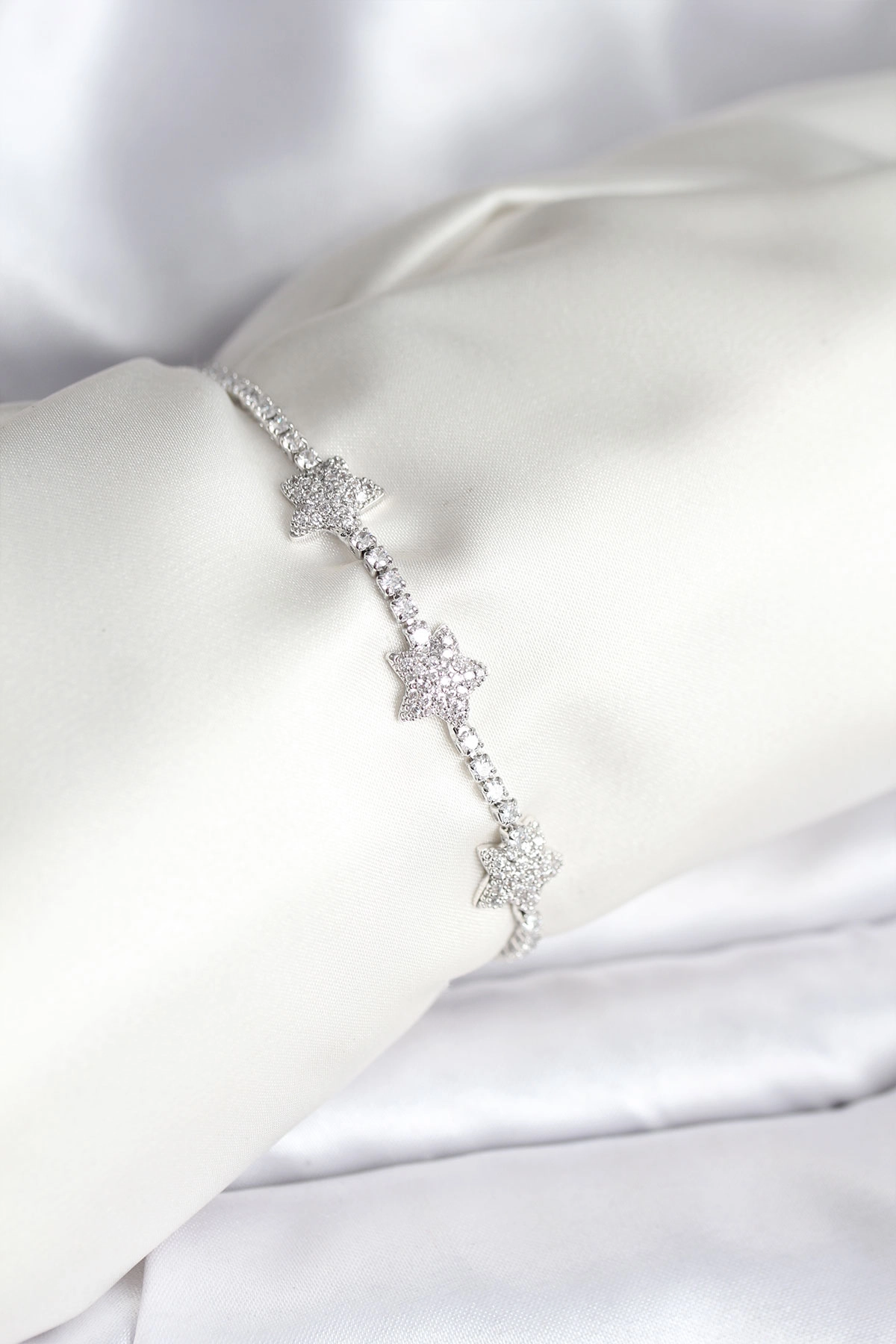 Yıldız Model Zirkon Taşlı Gümüş Renk Pirinç Su Yolu Kadın Bileklik