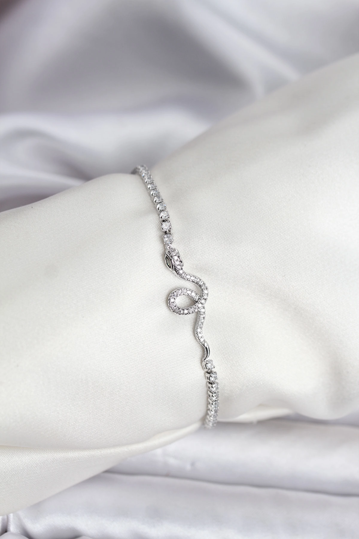 Yılan Model Zirkon Taşlı Gümüş Renk Pirinç Su Yolu Kadın Bileklik