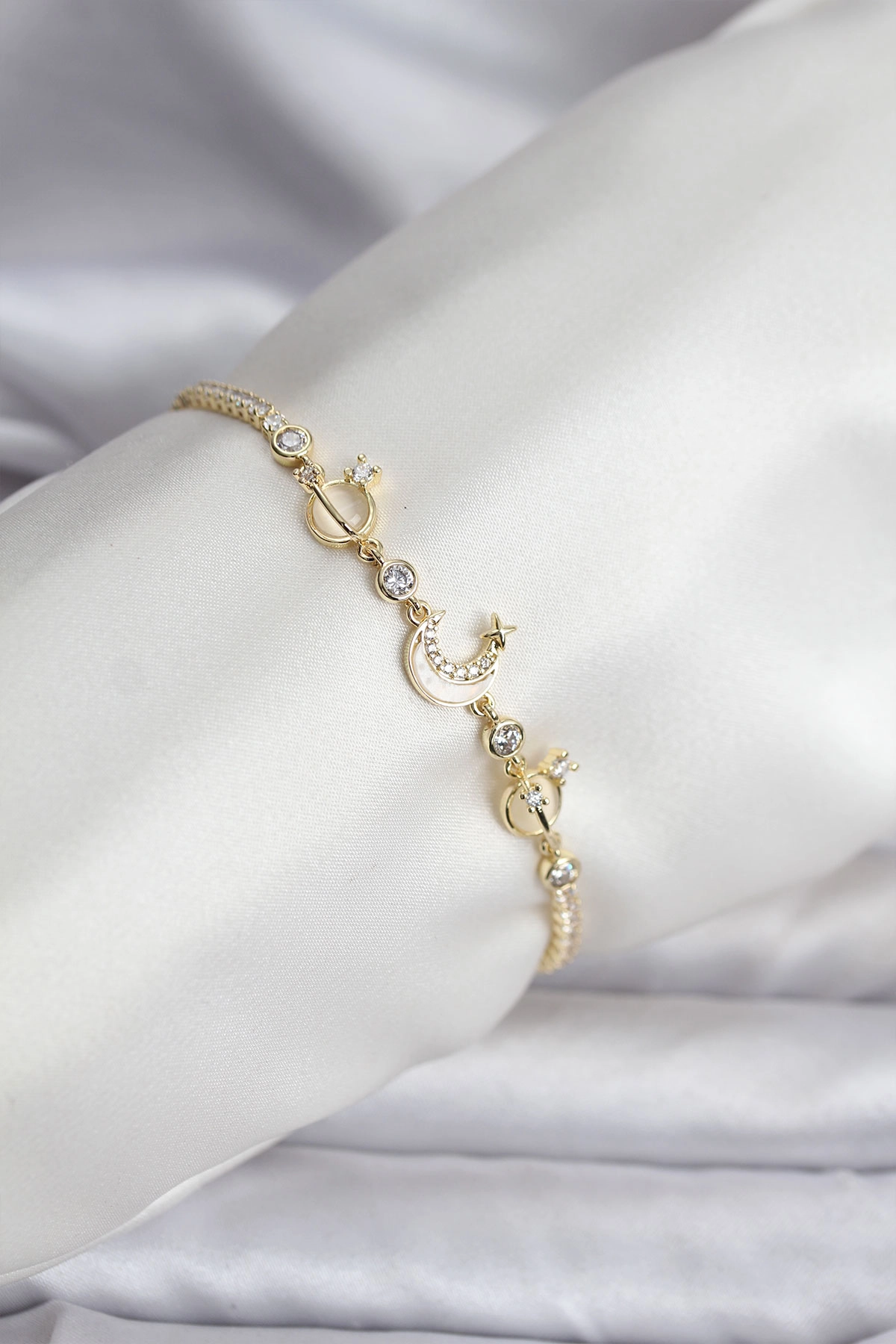 Charmlı Model Zirkon Taşlı Gold Renk Su Yolu Kadın Bileklik