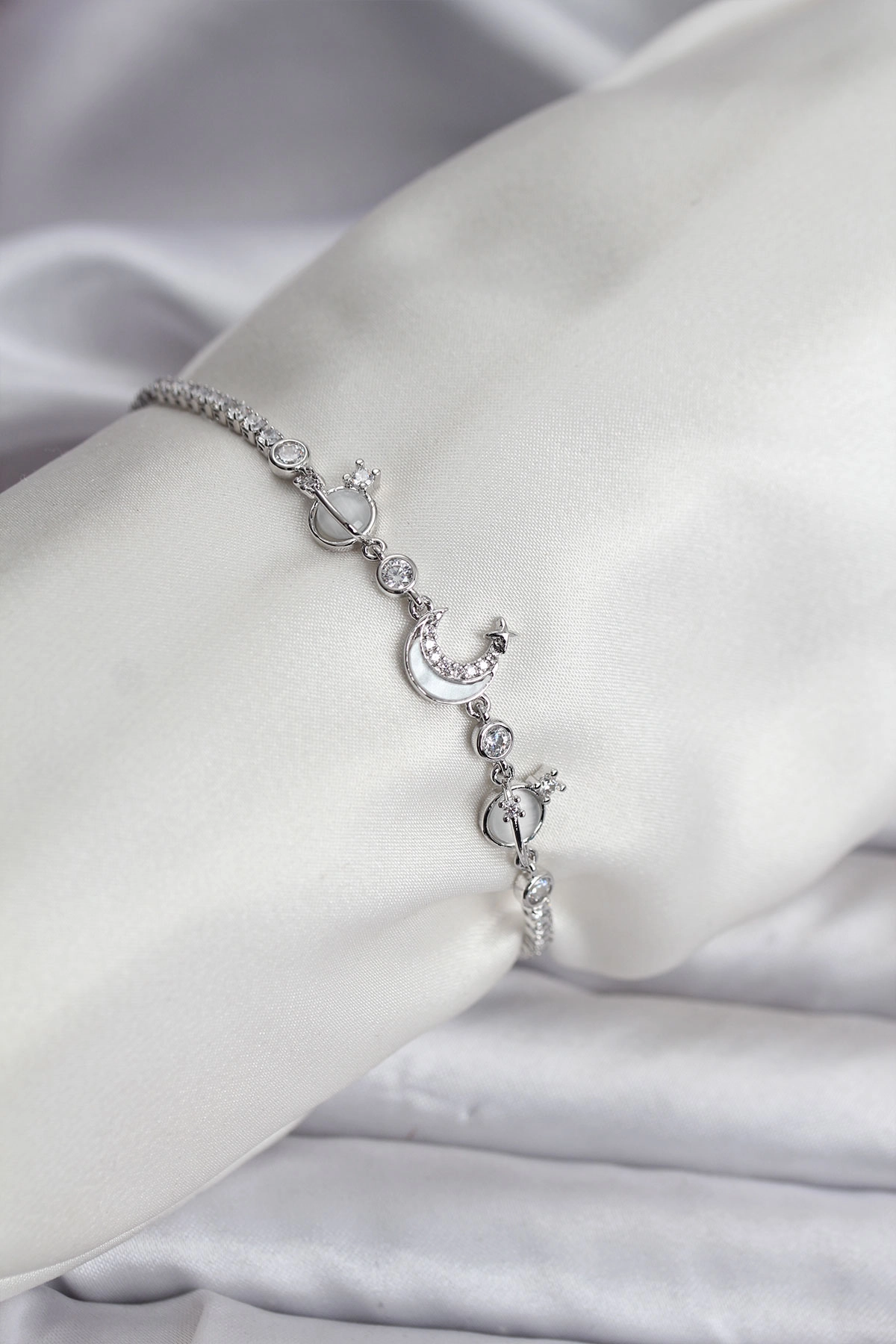 Charmlı Model Zirkon Taşlı Gümüş Renk Su Yolu Kadın Bileklik