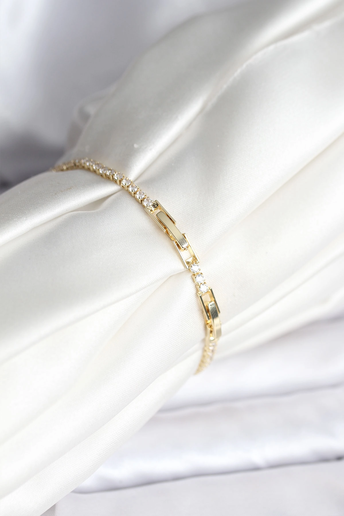 Çiçekli Model Zirkon Taşlı Gold Renk Su Yolu Kadın Bileklik