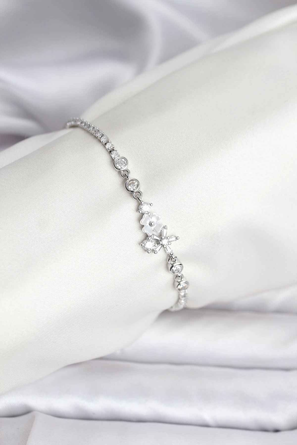 Çiçekli Model Zirkon Taşlı Gümüş Renk Su Yolu Kadın Bileklik