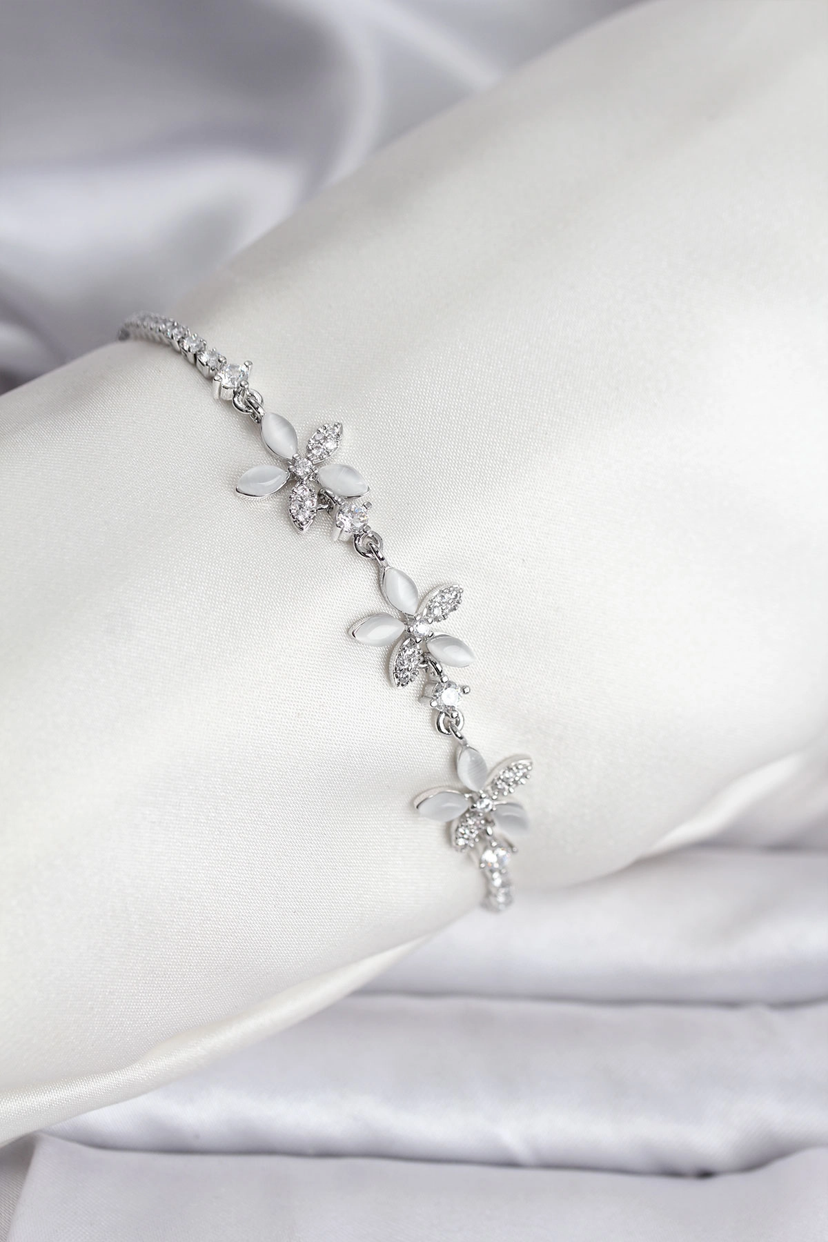 Çiçek Model Zirkon Taşlı Gümüş Renk Pirinç Su Yolu Kadın Bileklik