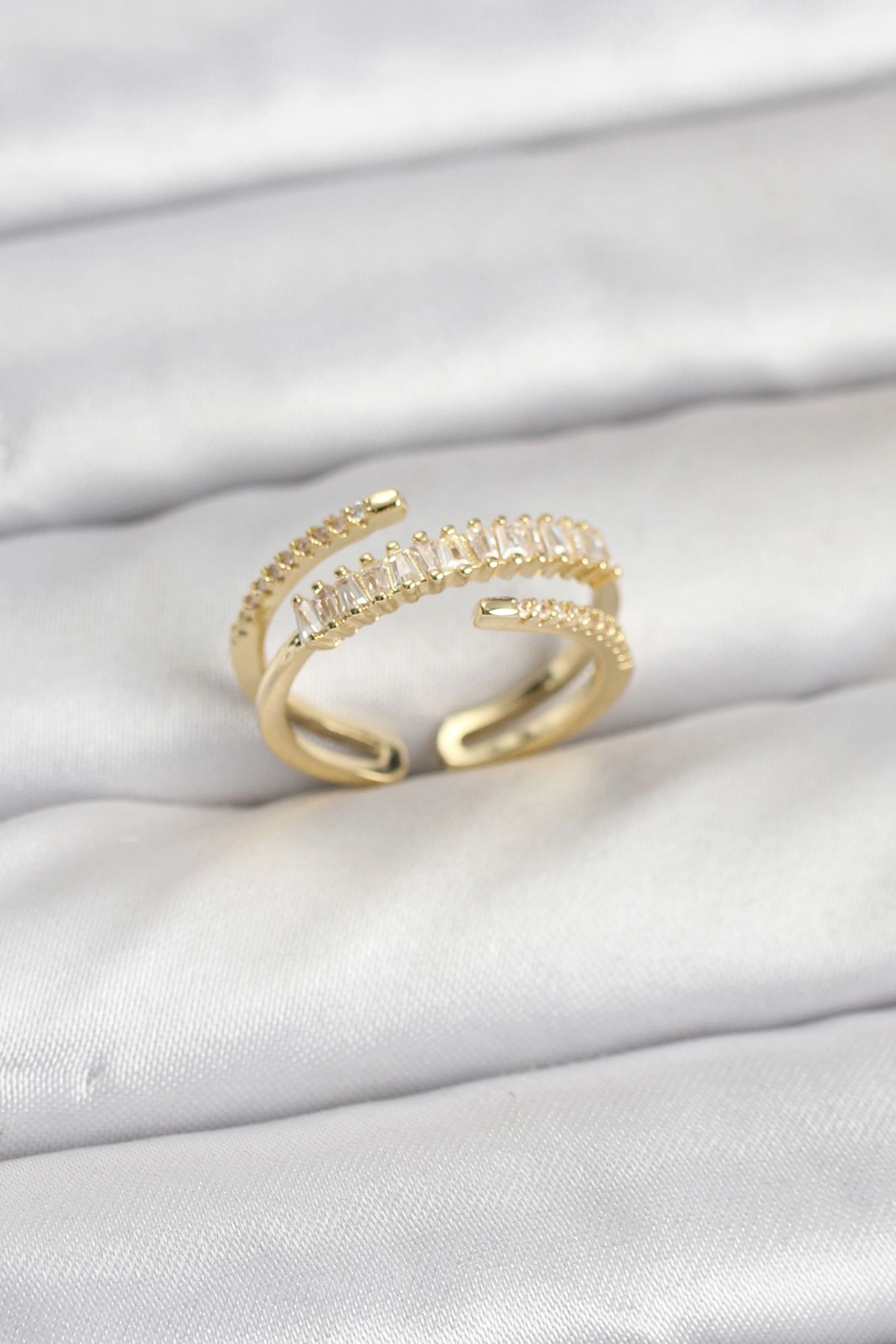 Pirinç Gold Renk Sıralı Baget Zirkon Taşlı Kadın Yüzük