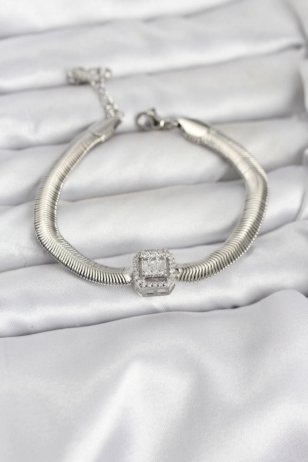 316L Çelik Gümüş Renk Baget Zirkon Taşlı Yılan Zincirli Kadın Bileklik