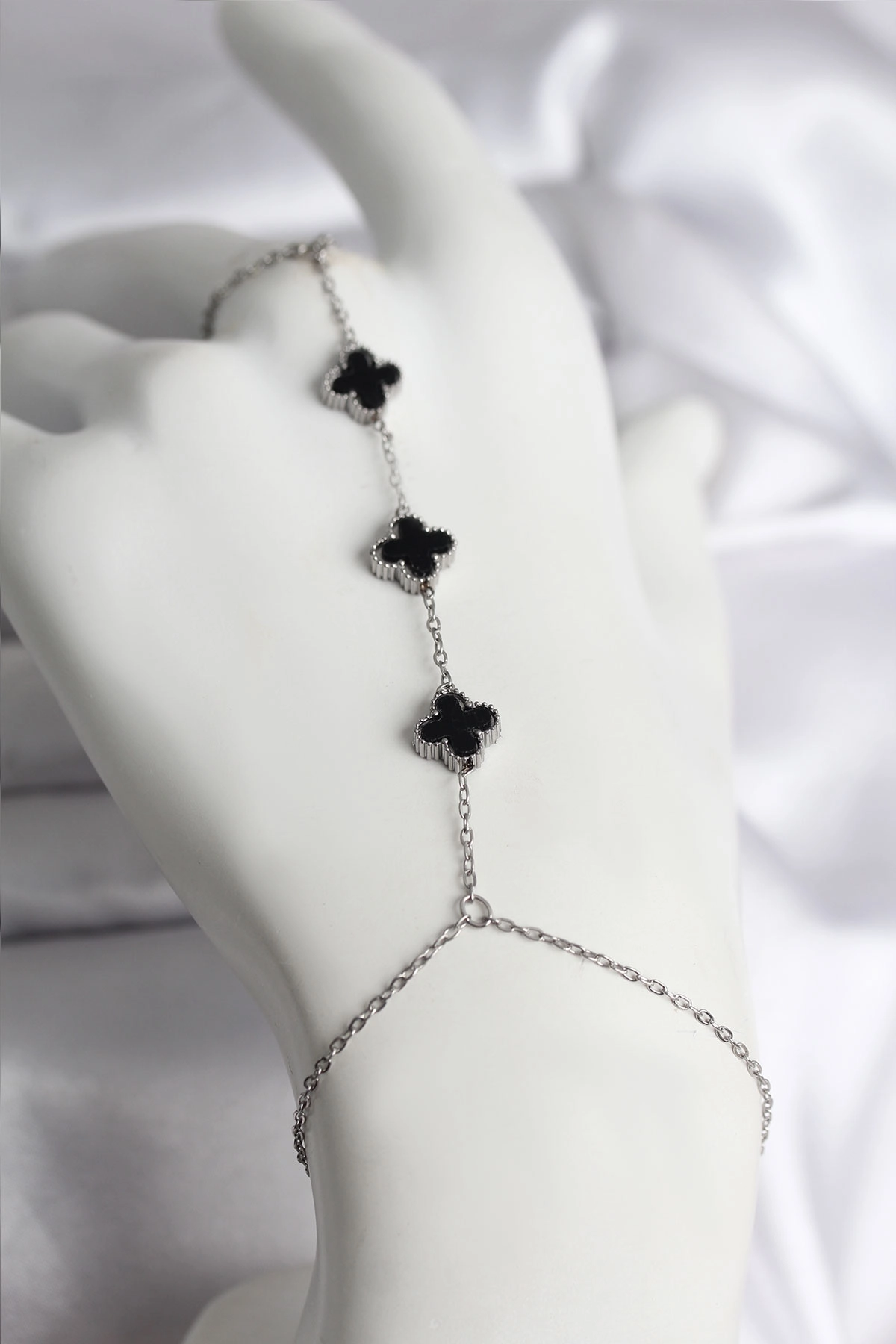 316L Çelik Gümüş Renk Siyah Yonca Model Kadın Şahmeran