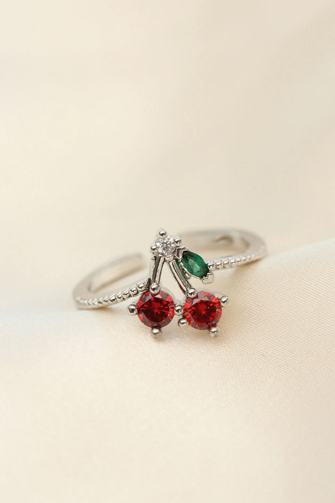 Ayarlamalı Gümüş Renk Kristal Taşlı Kiraz Yüzük