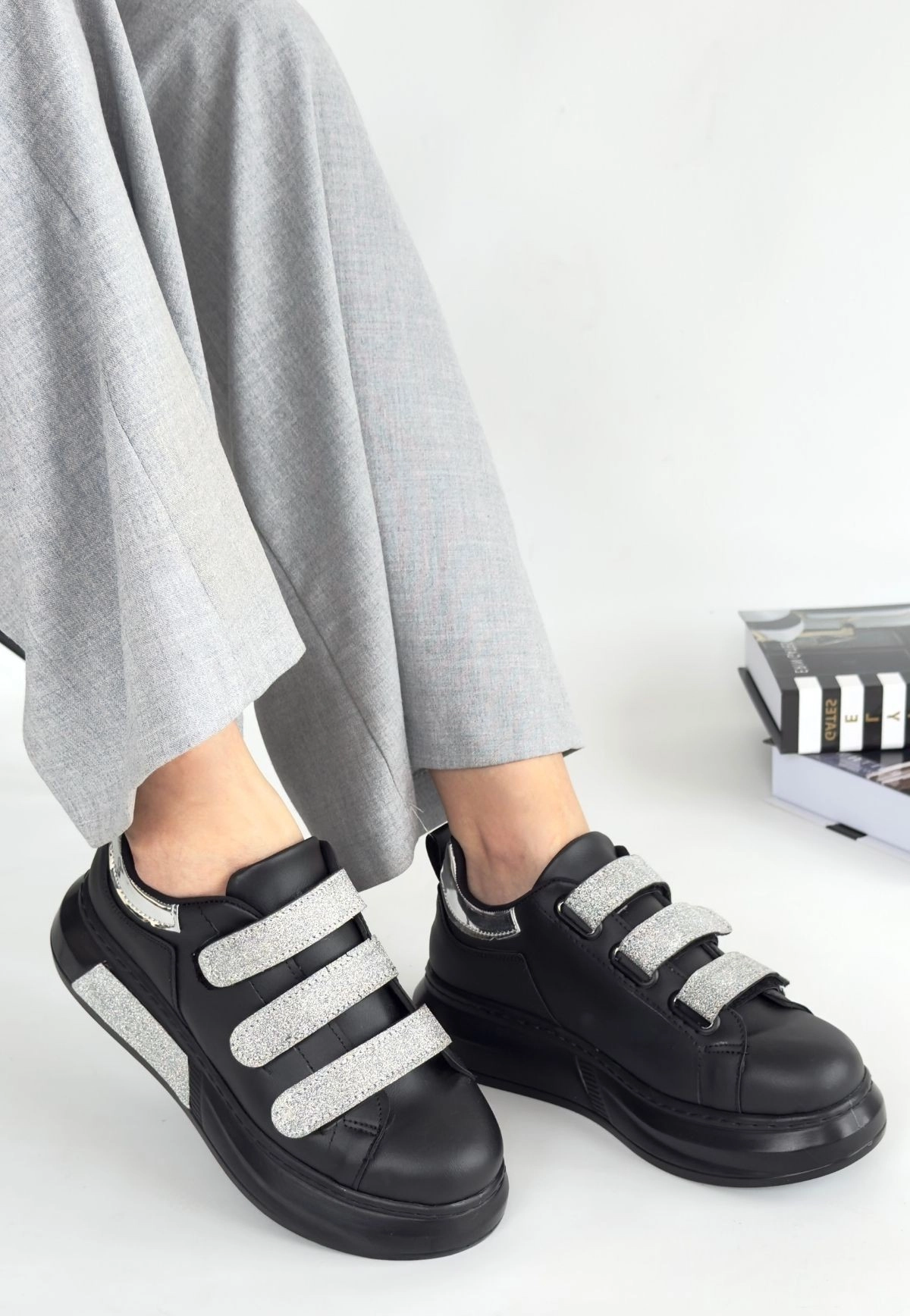 Elika Siyah Cilt Simli Cırt Cırtlı Spor Ayakkabı