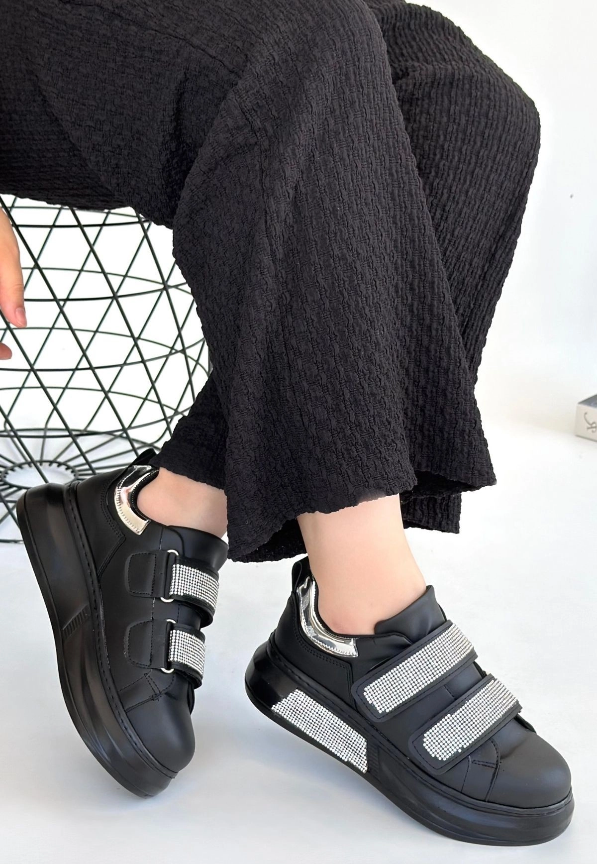 Nino Siyah Cilt Cırt Cırtlı Spor Ayakkabı