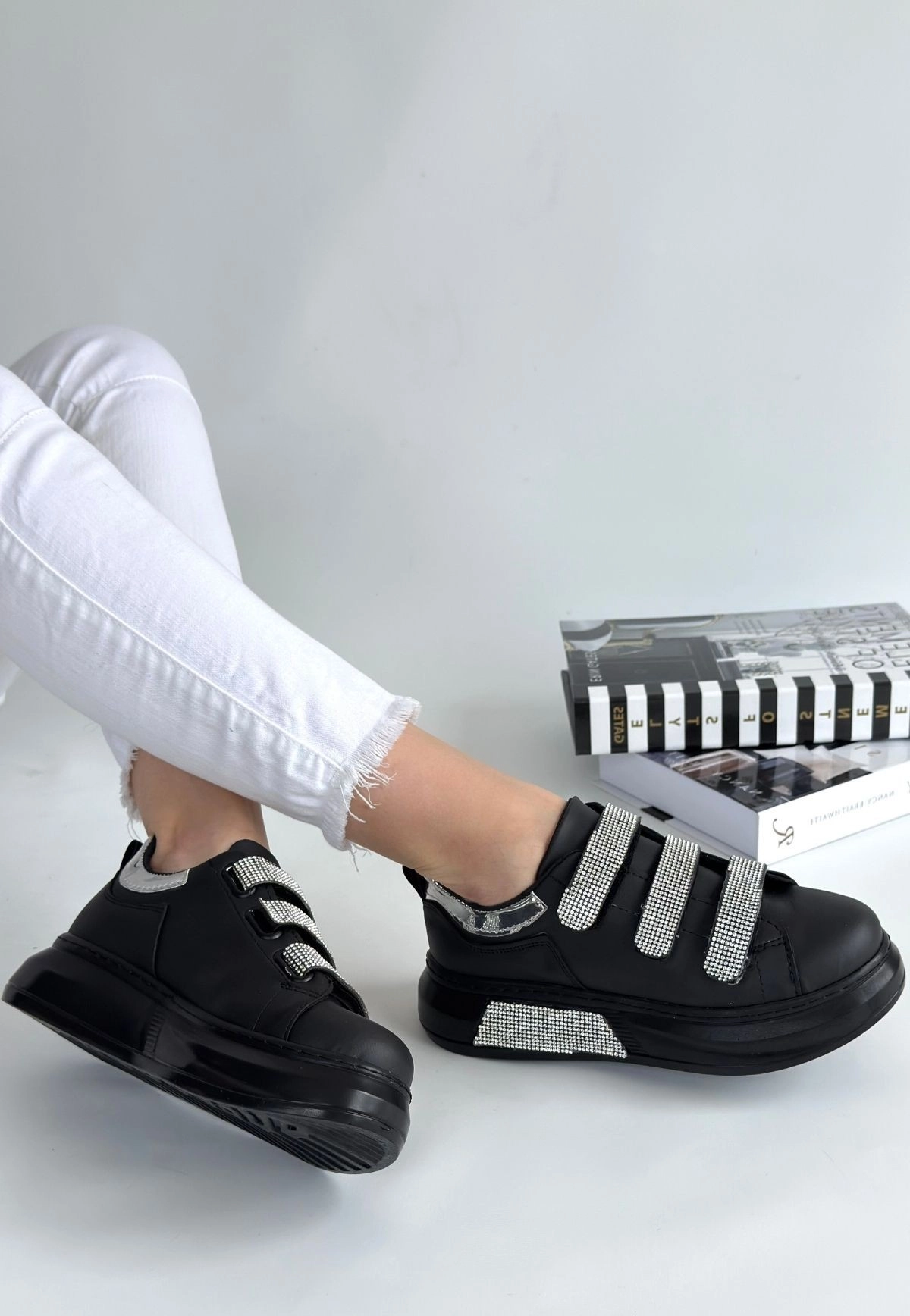 Elika Siyah Cilt Cırt Cırtlı Spor Ayakkabı