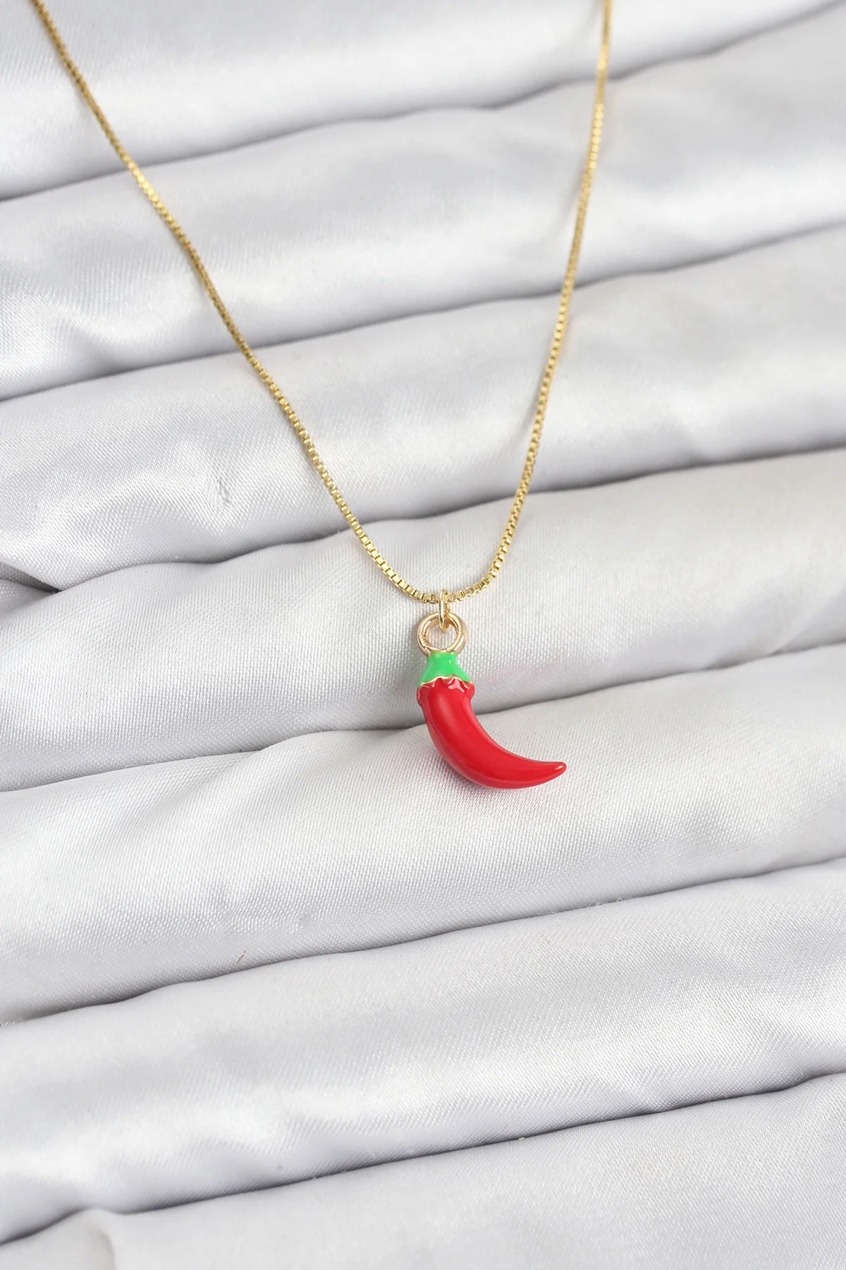 Pirinç Gold Renk Kırmızı Kapya Biber Model Kadın Kolye