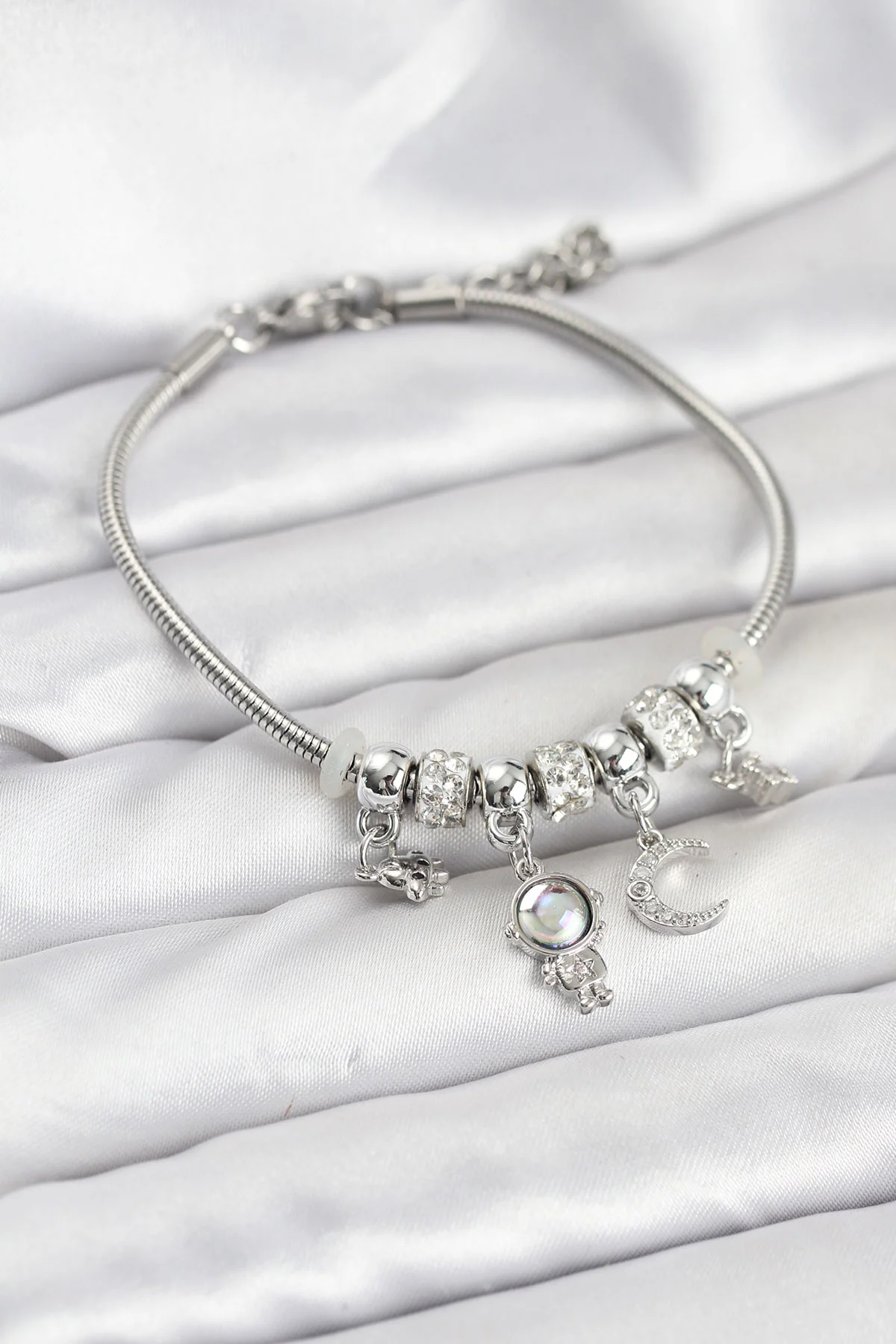 Pirinç Gümüş Renk Uzay Tema Charmlı Kadın Bileklik