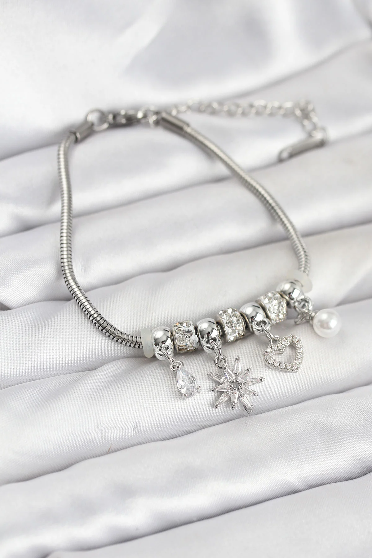 Pirinç Gümüş Renk Kutup Yıldızı ve Kalp Charmlı Kadın Bileklik