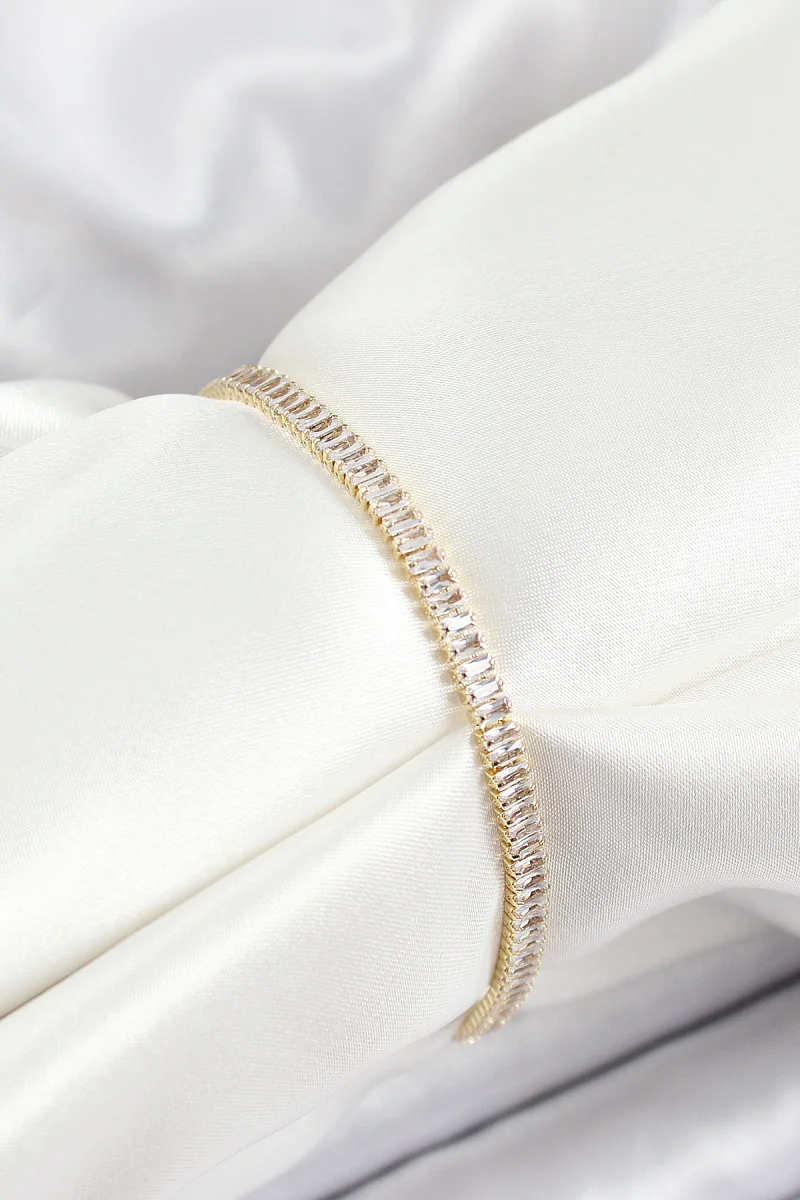 Pirinç Zirkon Taşlı İnce Su Yolu Model Gold Renk Kadın Bileklik 5886