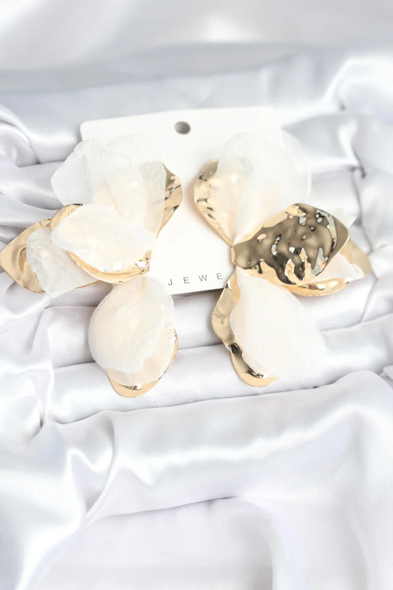 Pirinç Gold Renk Beyaz Tüllü Lotus Kadın Küpe 5886