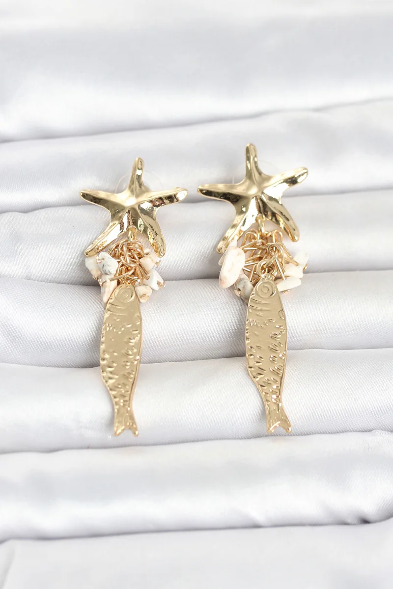 Deniz Yıldızı ve Balık Detaylı Krem Taşlı Gold Renk Kadın Küpe 5886