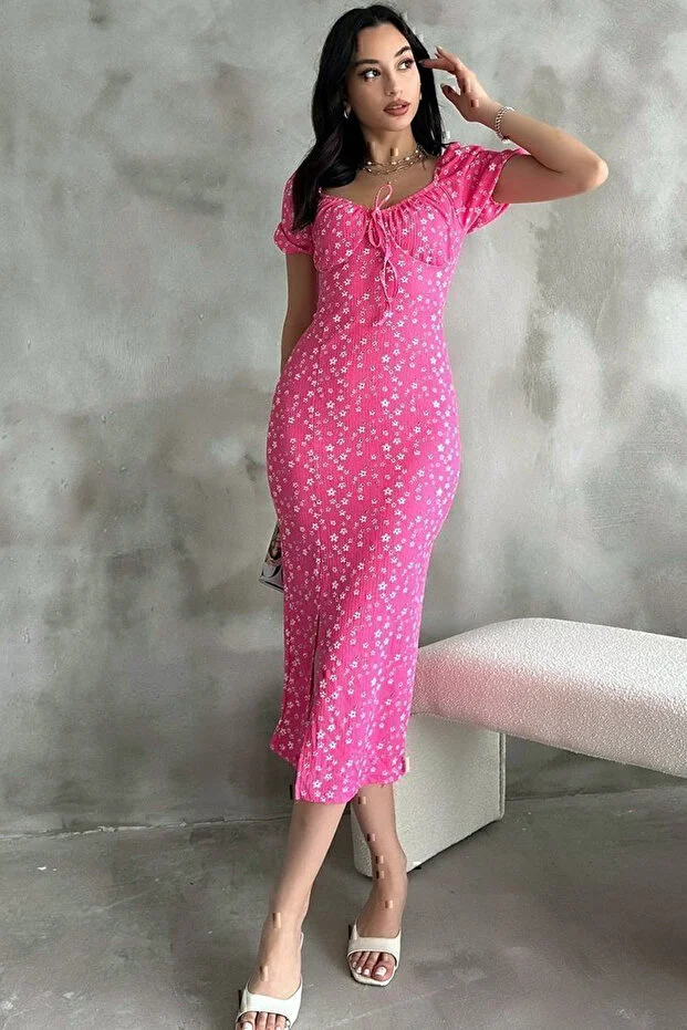 Pembe Lastikli U Kare Yakalı Kısa Kollu Fit Kalıp Kurdelalı Likralı Çiçek Desen Yırtmaçlı Diz Altı Elbise