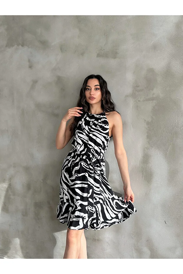 Kadın Siyah Beyaz Desenli Halter Yaka Kuşaklı Yazlık Elbise