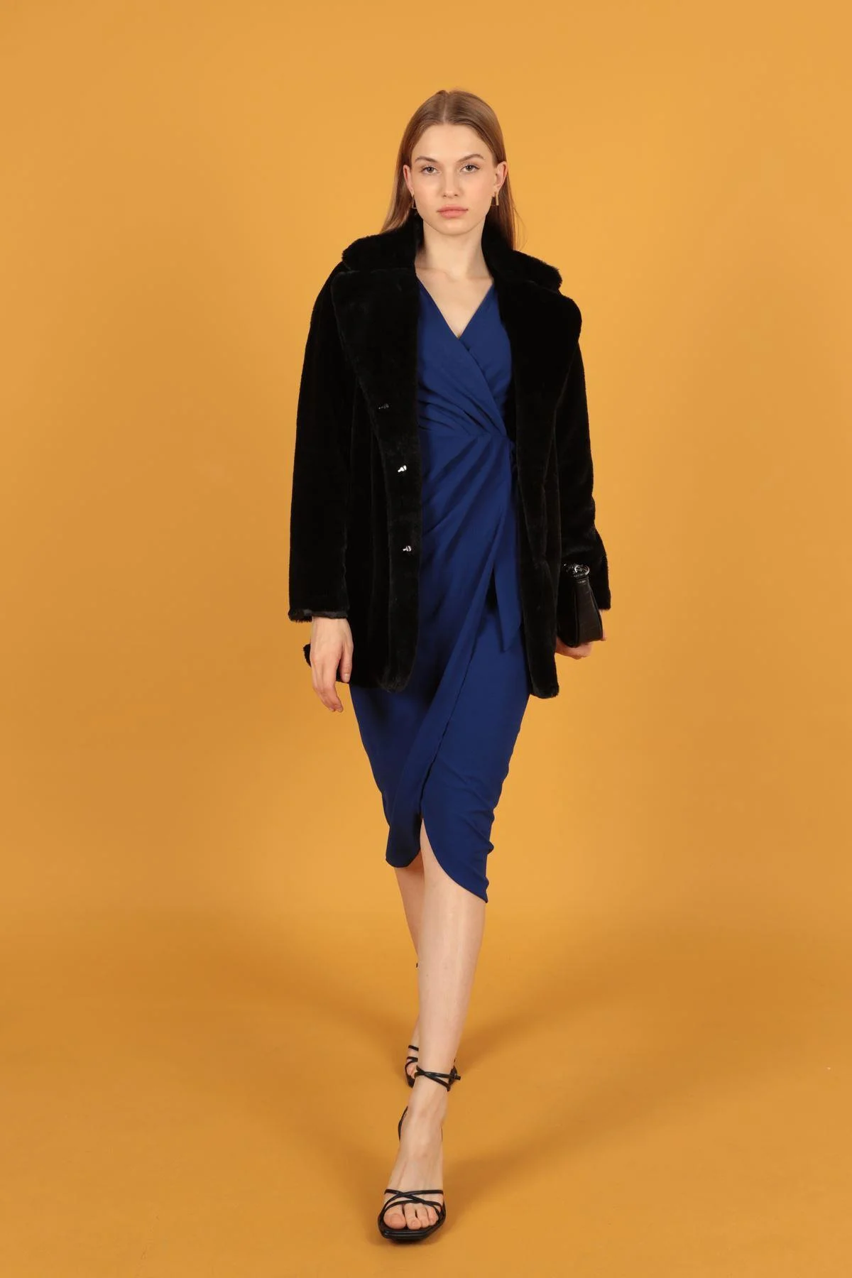 Peluş Kumaş Kadın Siyah Kaban