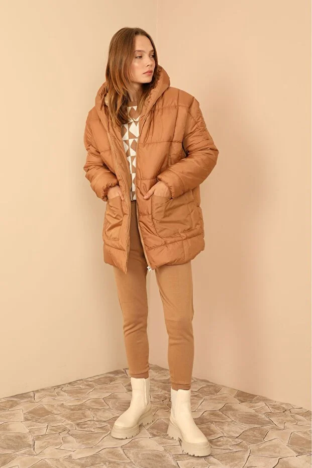 Astarlı Kapitone Kumaşlı ve Kapüşonlu Uzun Kollu Bol Kadın Taba Mont 