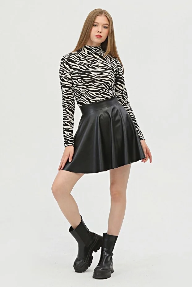 Kadın Mini Kloş Siyah Renkli Suni Deri Etek