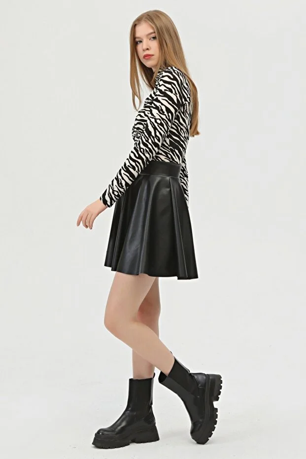 Kadın Mini Kloş Siyah Renkli Suni Deri Etek